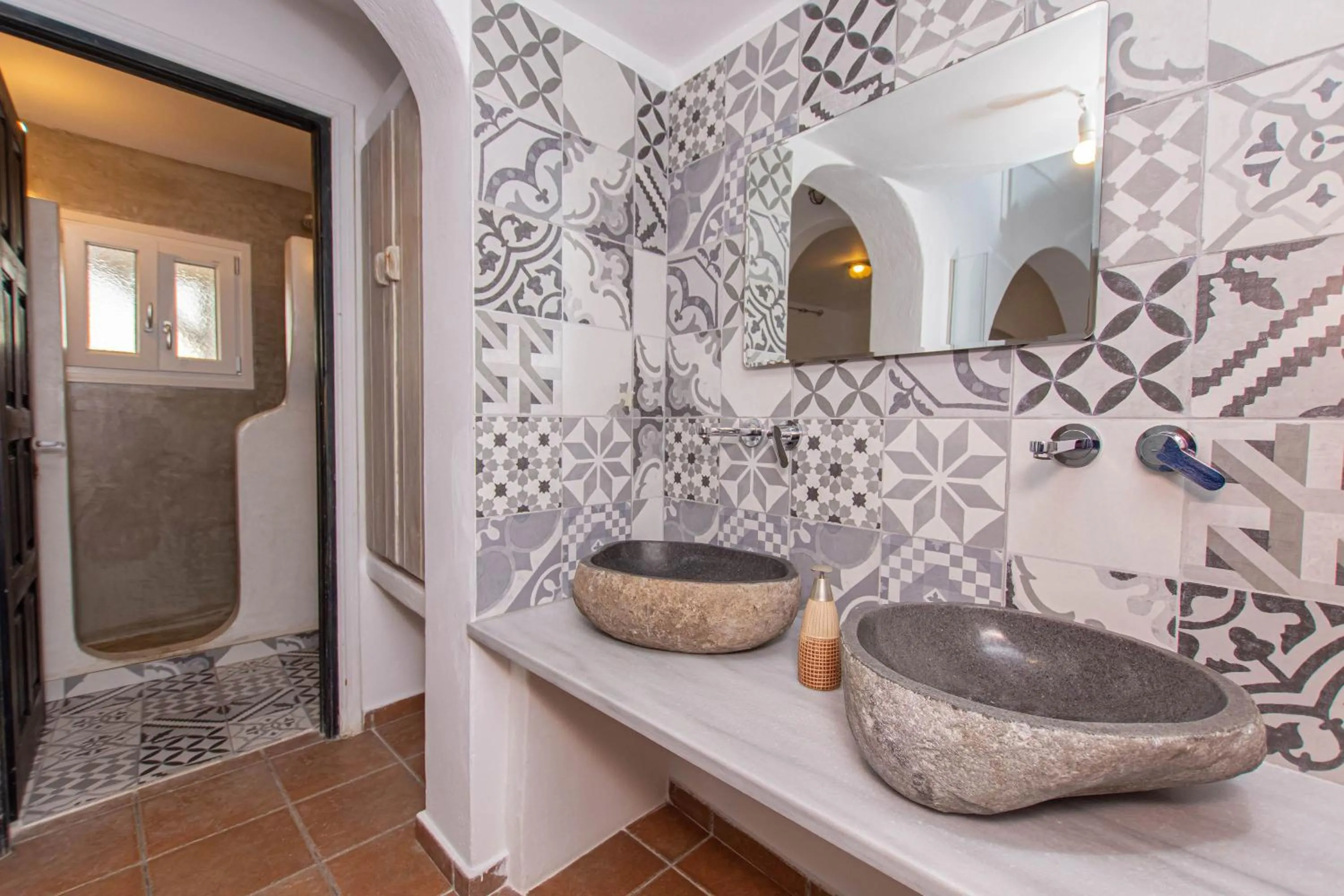 Peristeronas Village