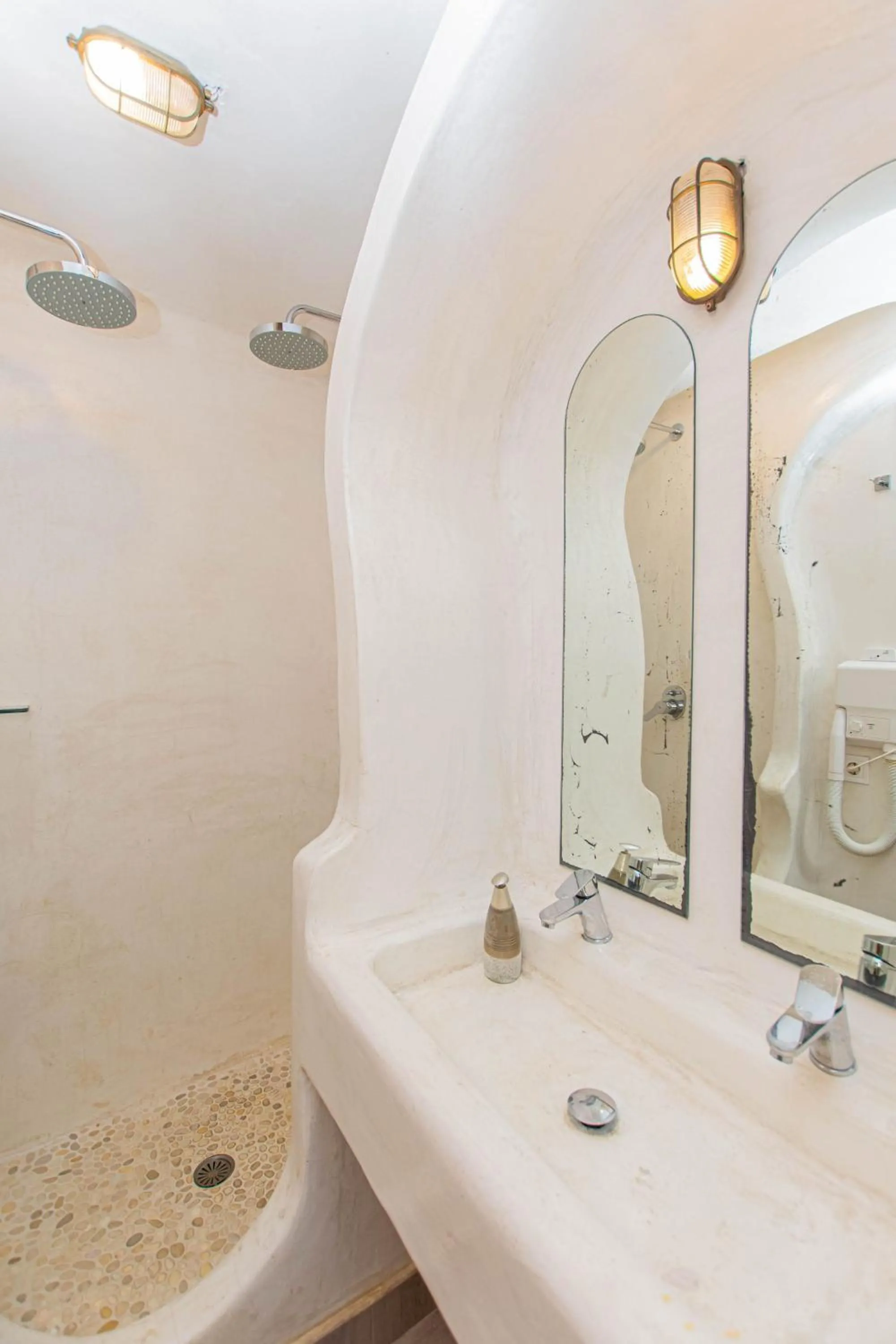 Peristeronas Village