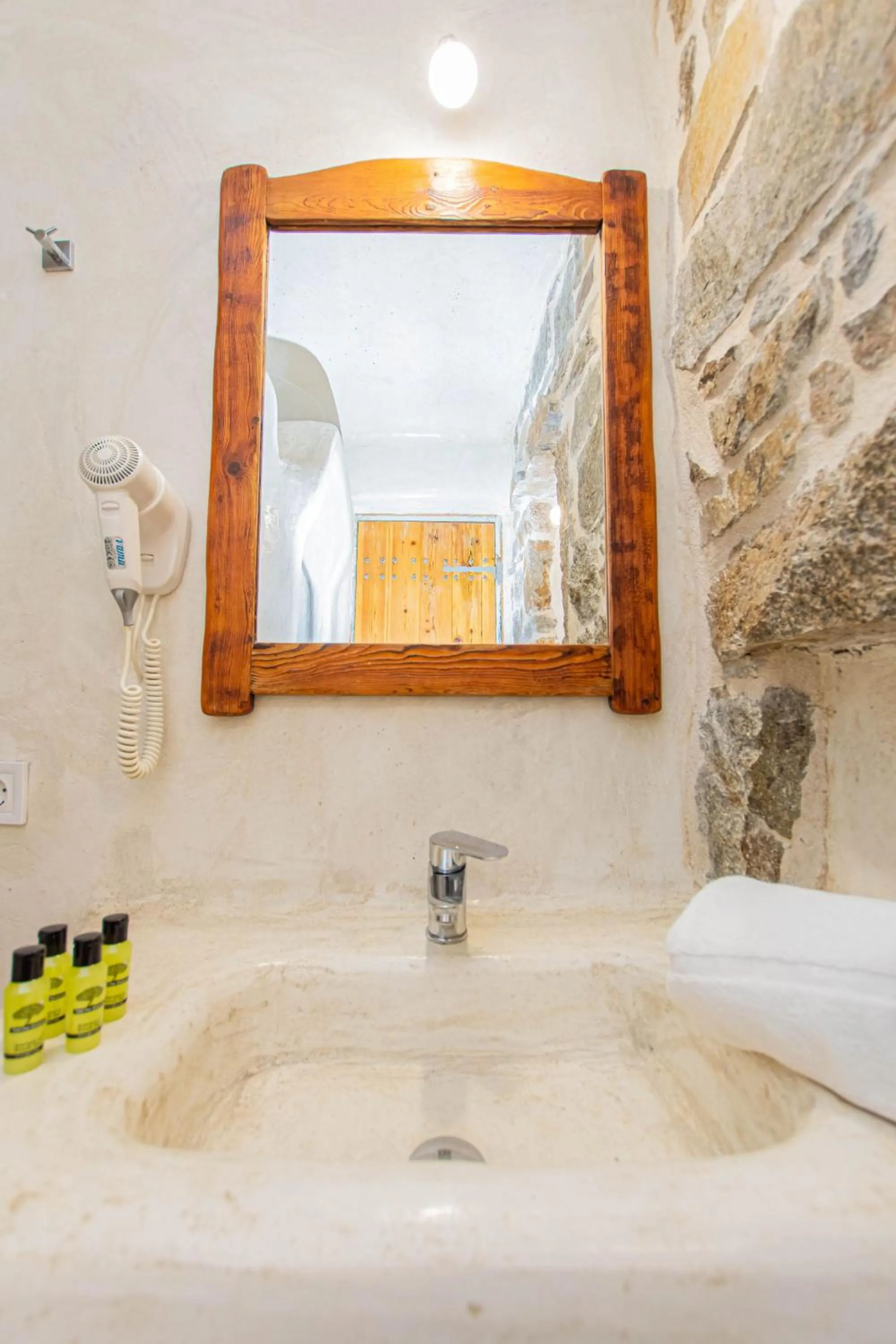 Peristeronas Village