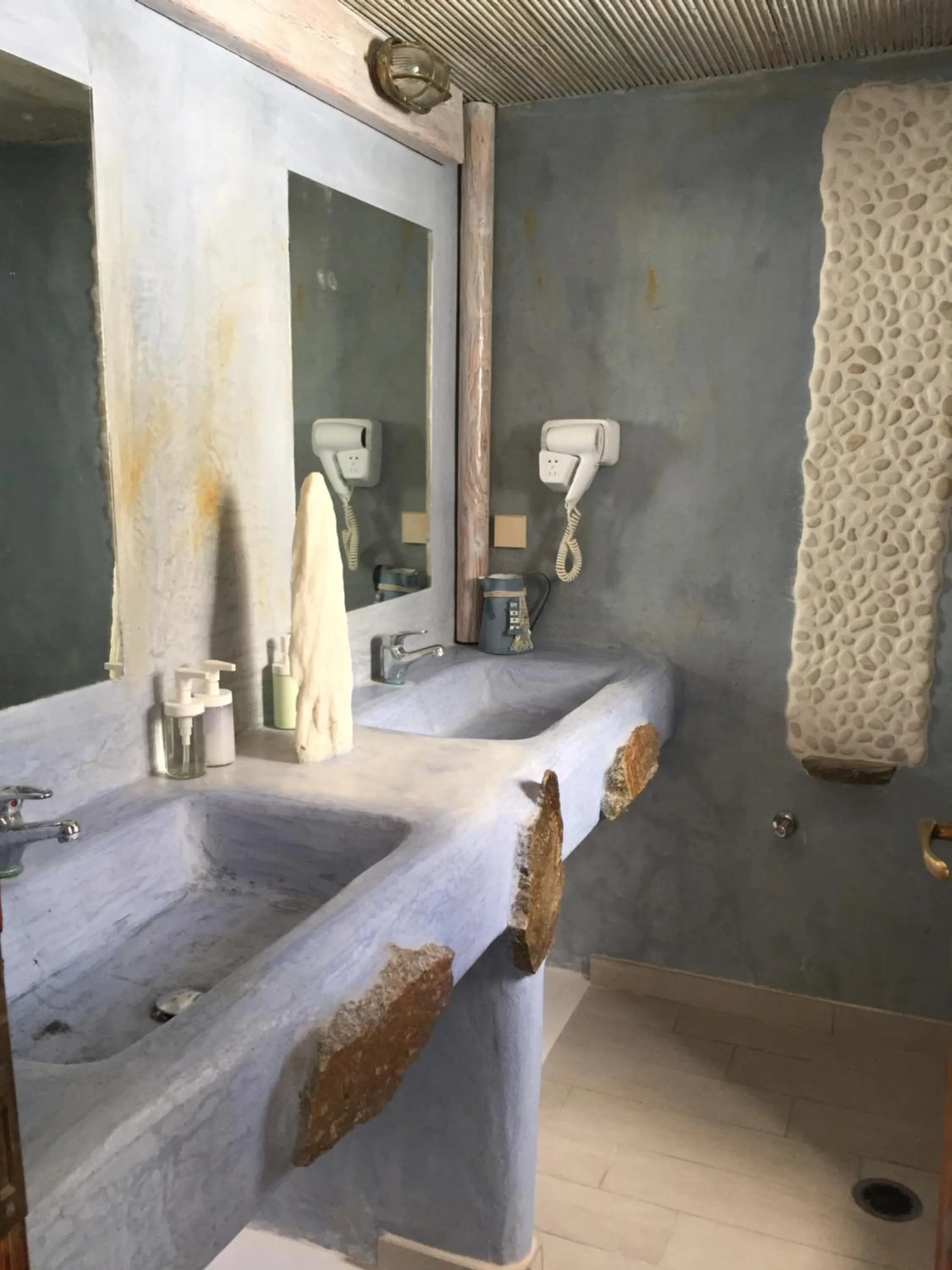 Bathroom, Bed in Peristeronas Village