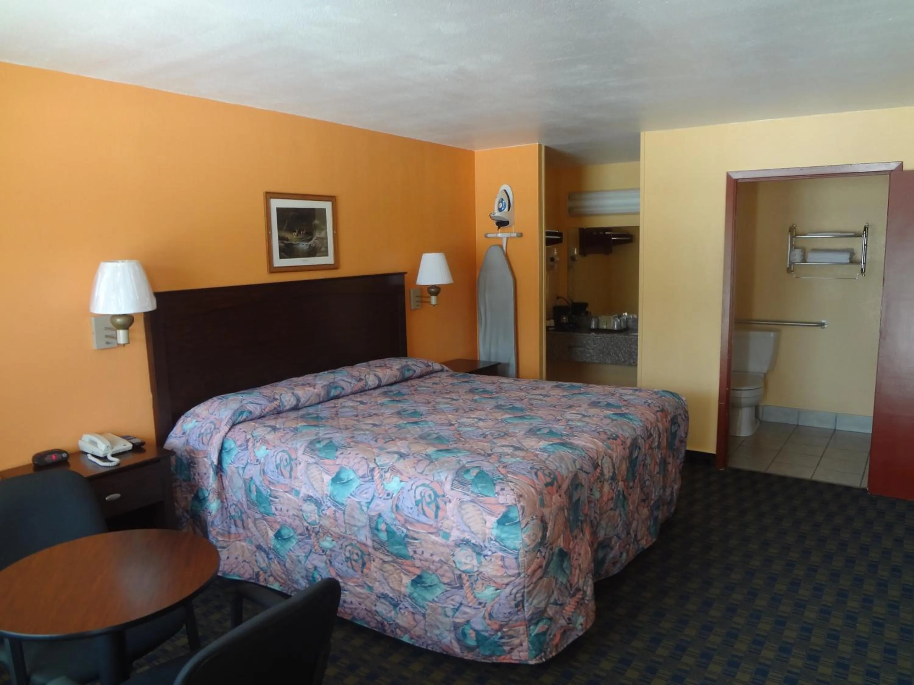 Photo of the whole room, Bed in Antlers Inn Goliad