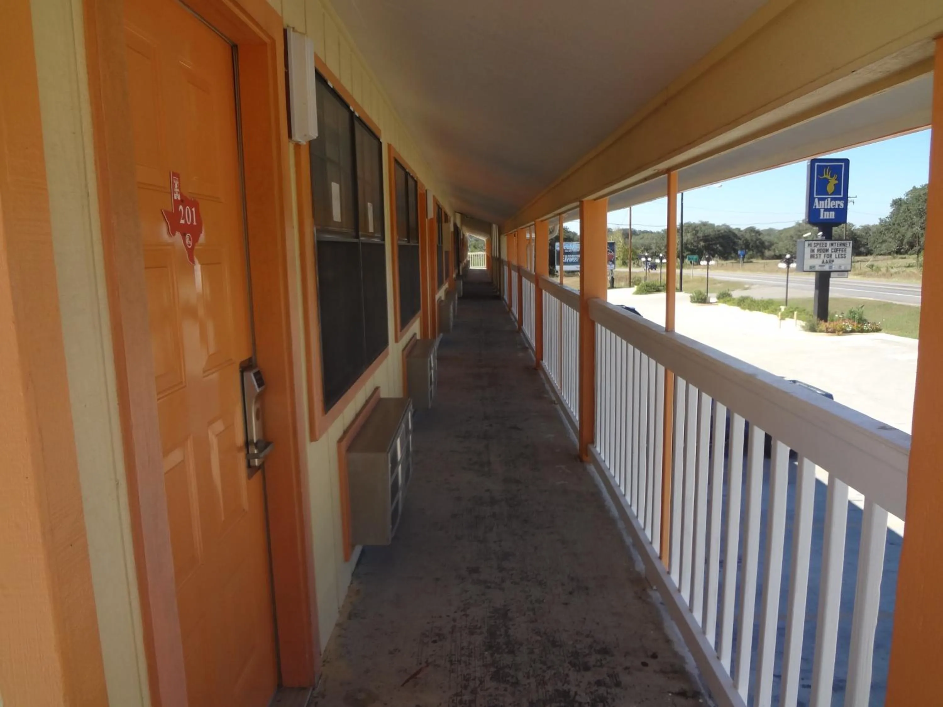 Facade/entrance in Antlers Inn Goliad