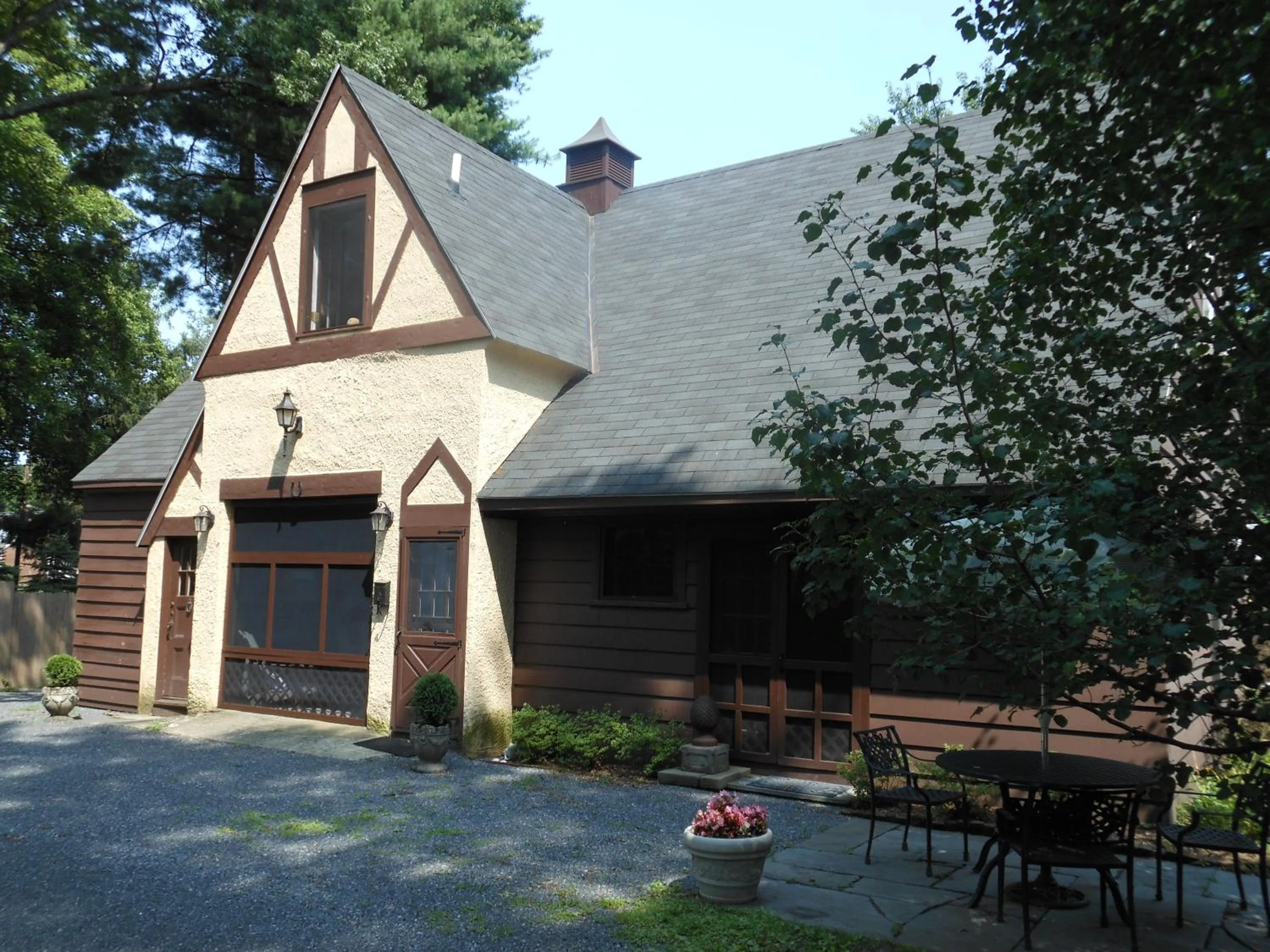 Facade/entrance in The Carriage House Loft