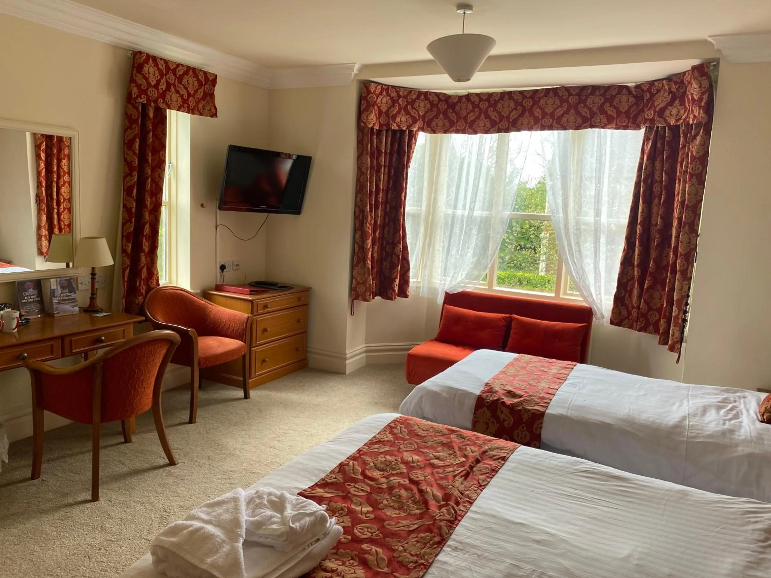 Communal lounge/ TV room, Bed in Farnley Tower Guesthouse