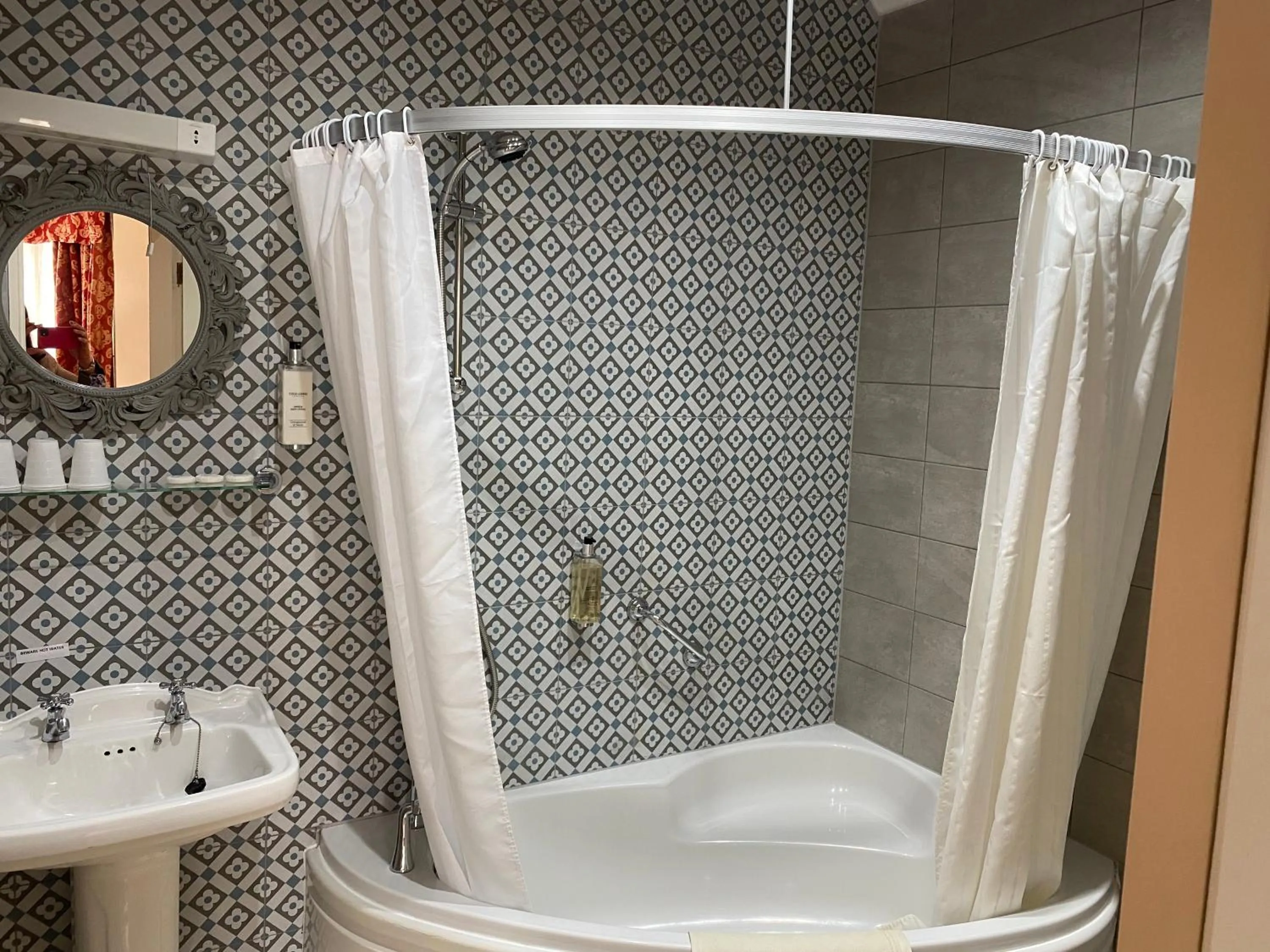 Shower in Farnley Tower Guesthouse