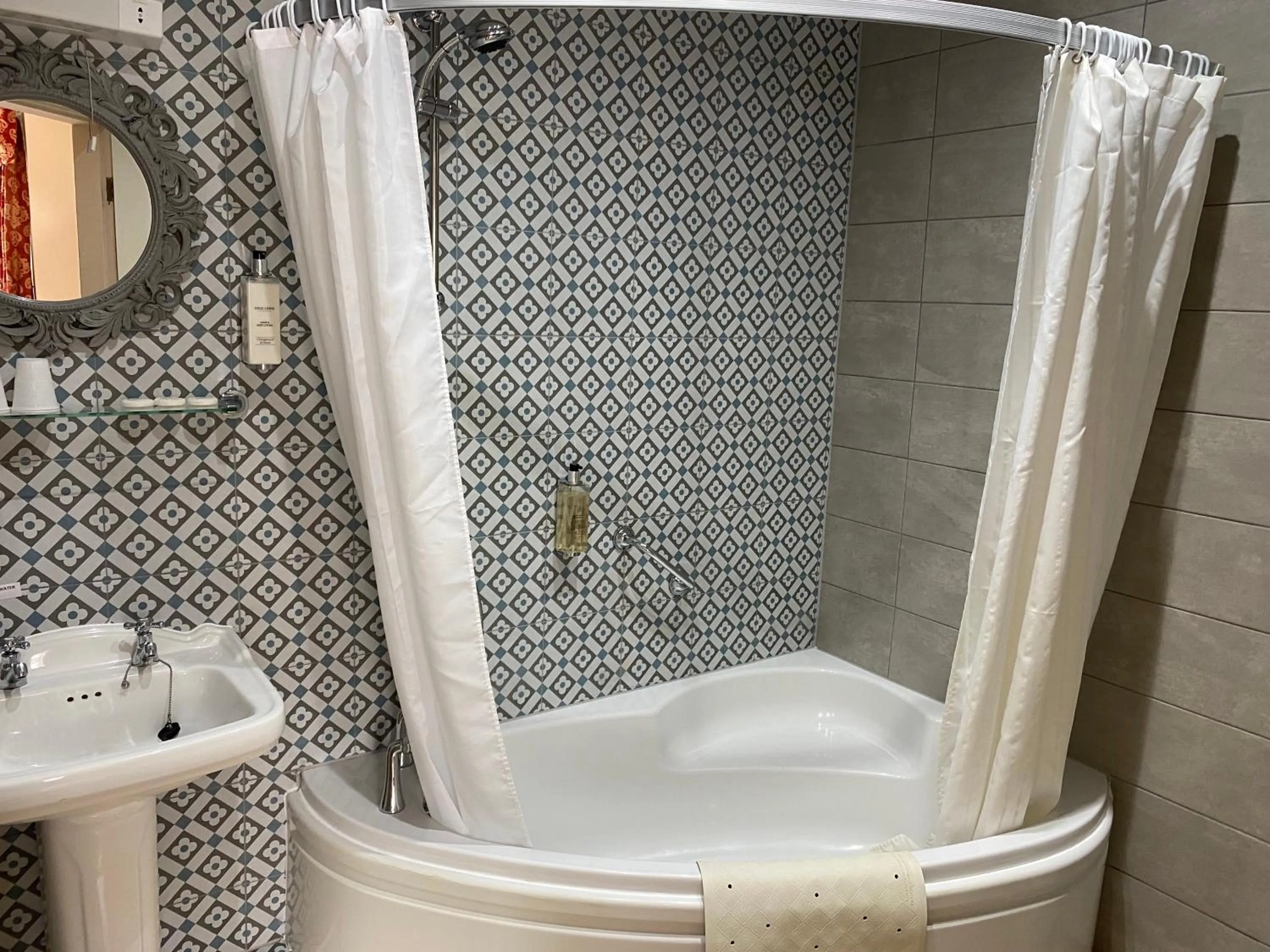 Toilet in Farnley Tower Guesthouse