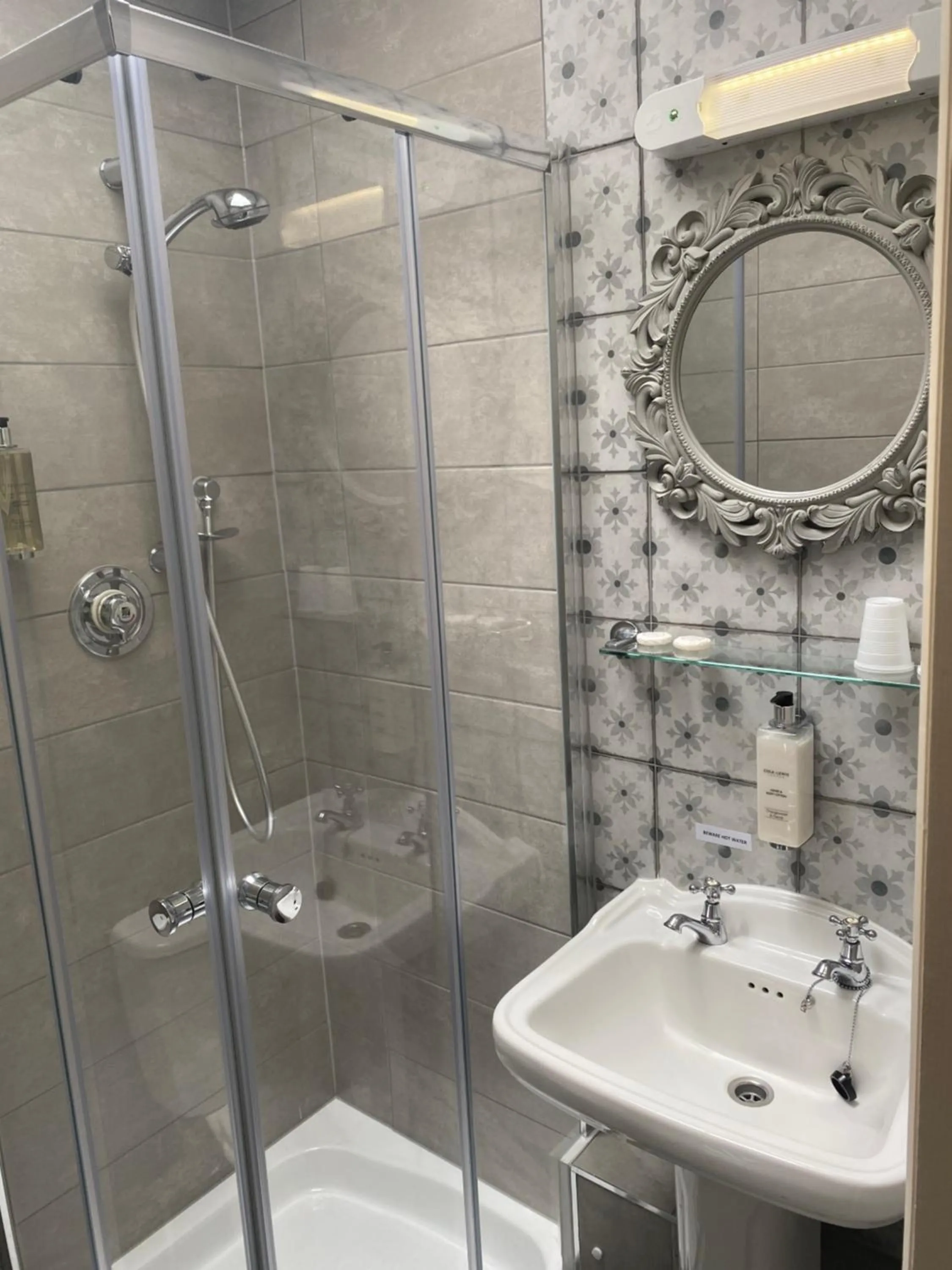 Shower in Farnley Tower Guesthouse