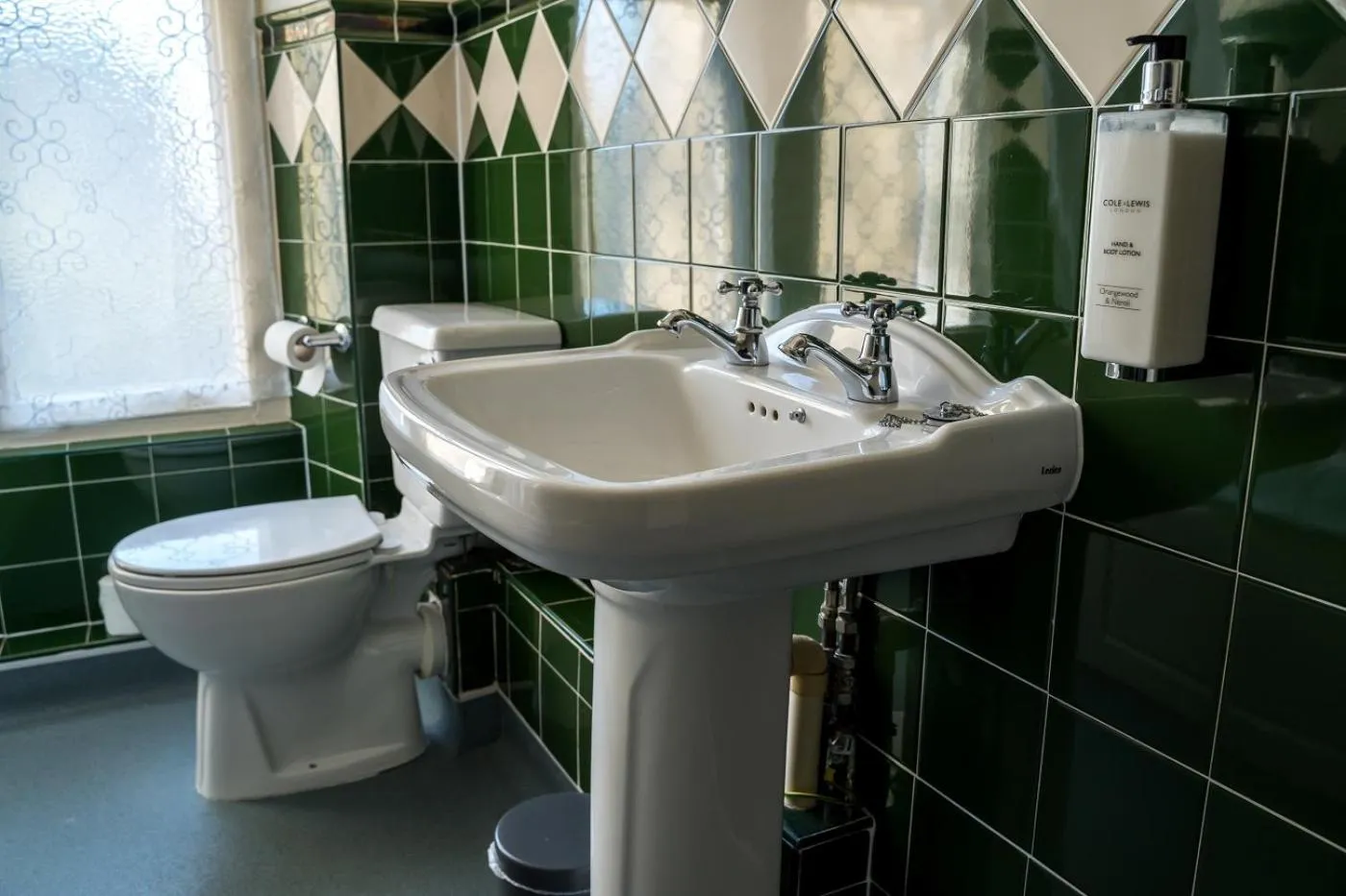 Shower in Farnley Tower Guesthouse
