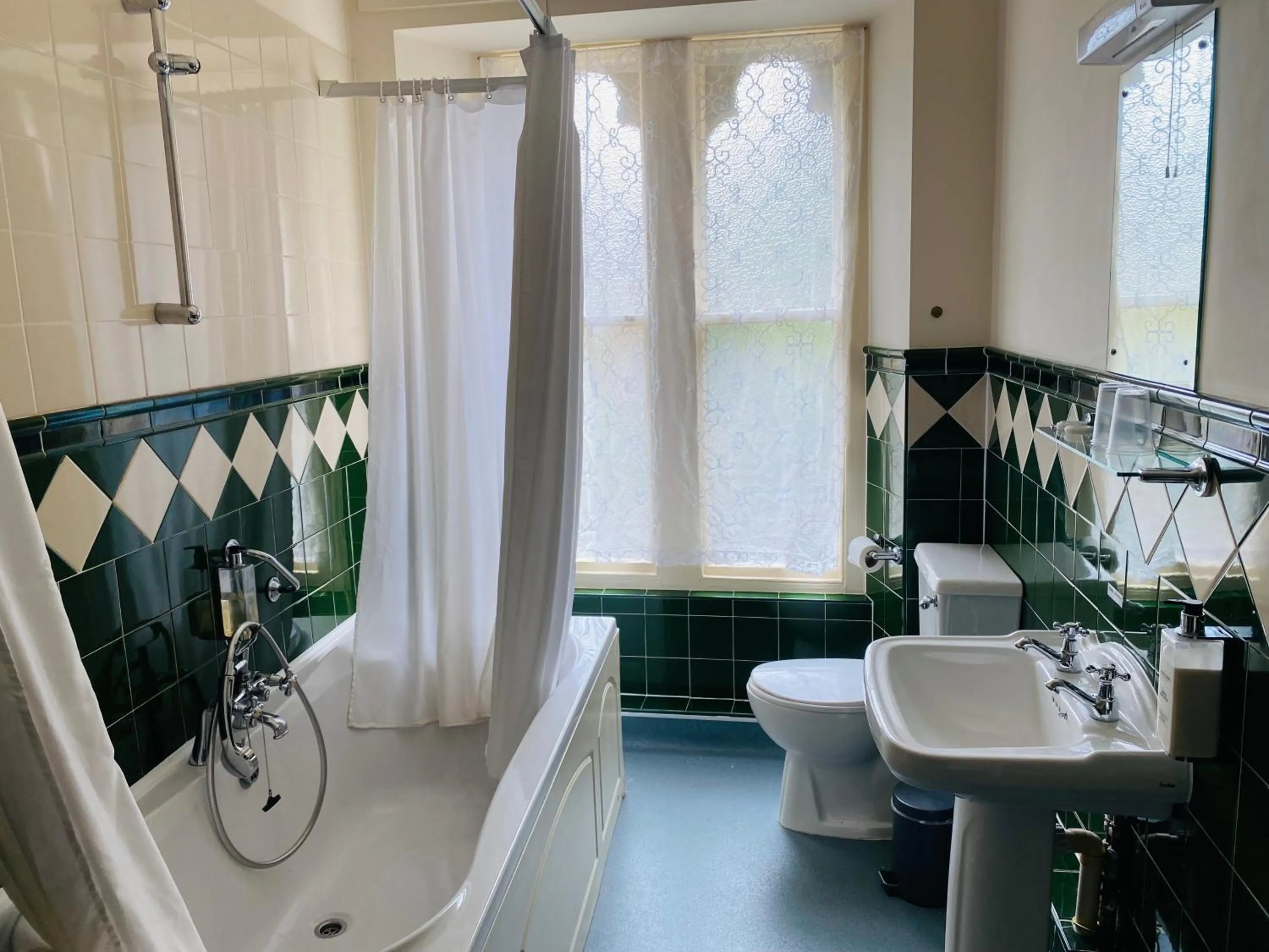 Toilet in Farnley Tower Guesthouse