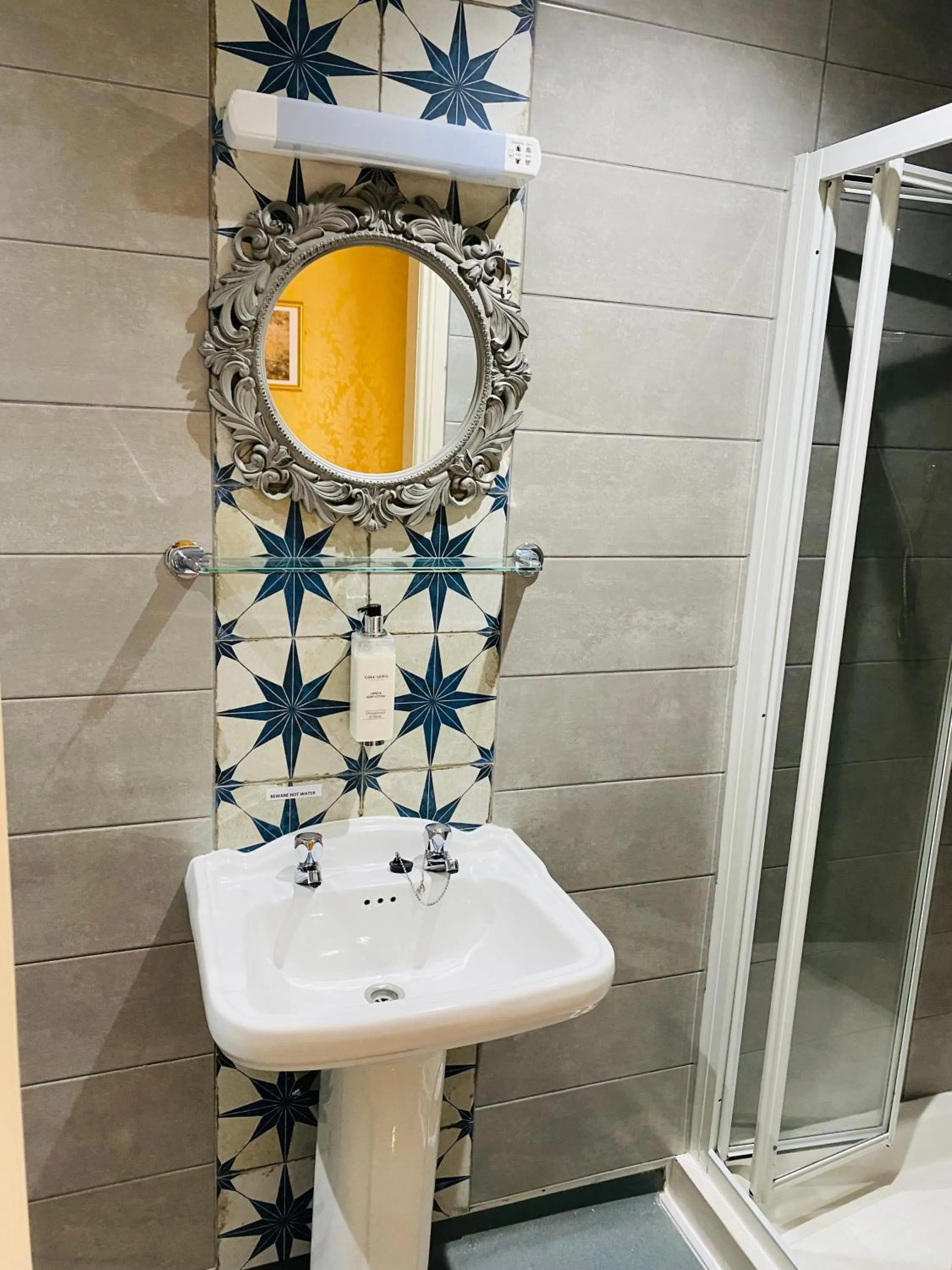 Shower in Farnley Tower Guesthouse