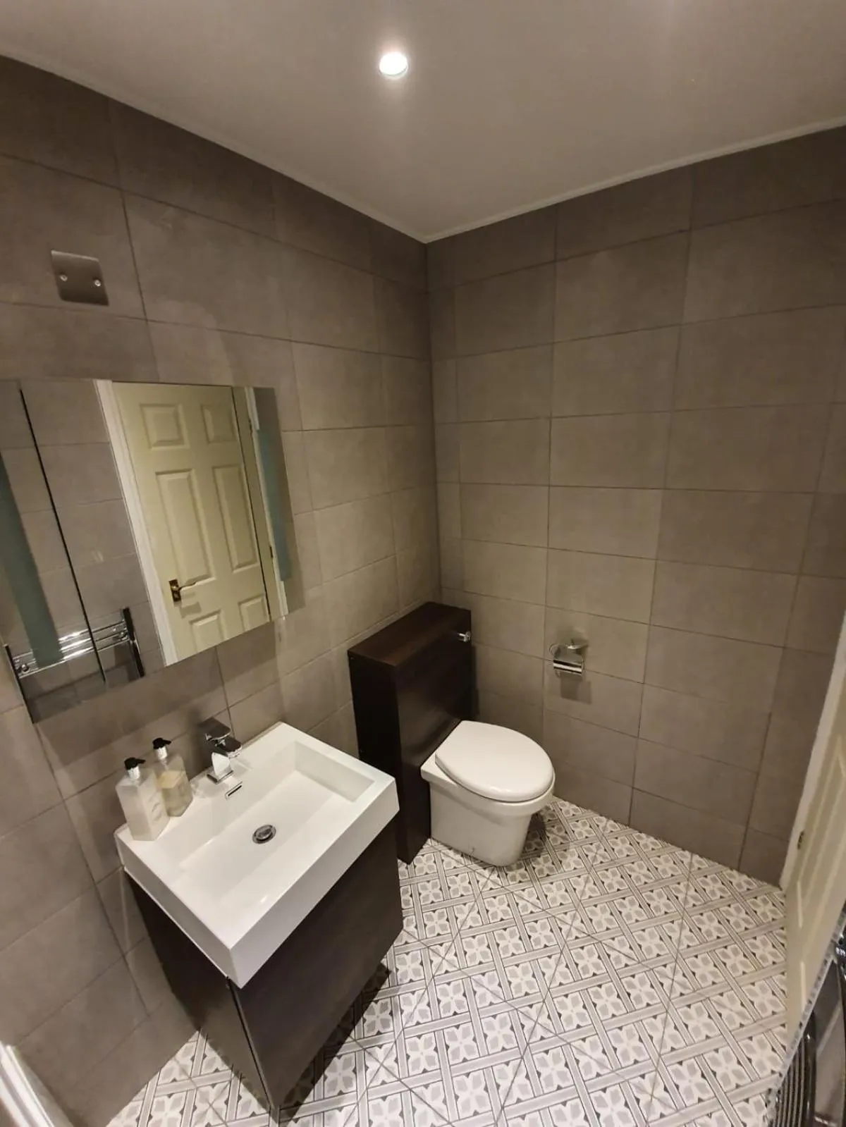 Shower in Farnley Tower Guesthouse