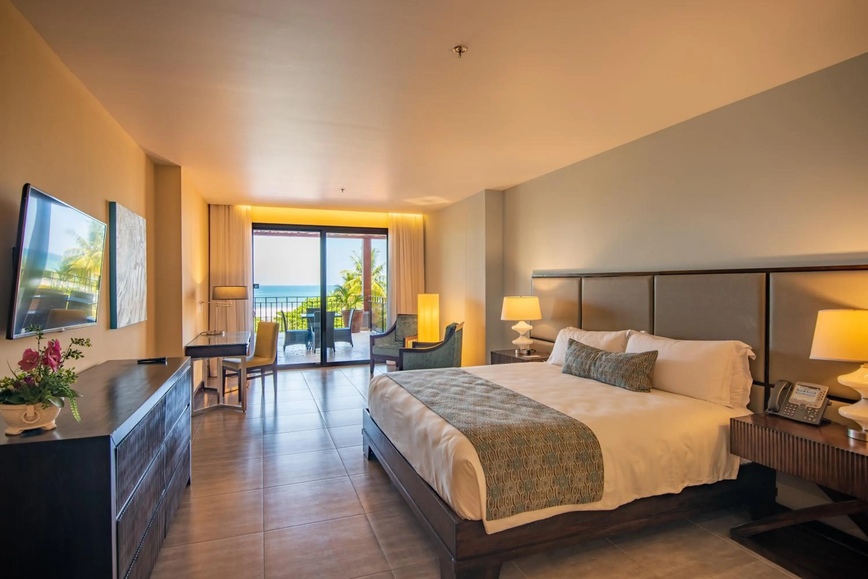 Bedroom, Bed in Crocs Resort & Casino