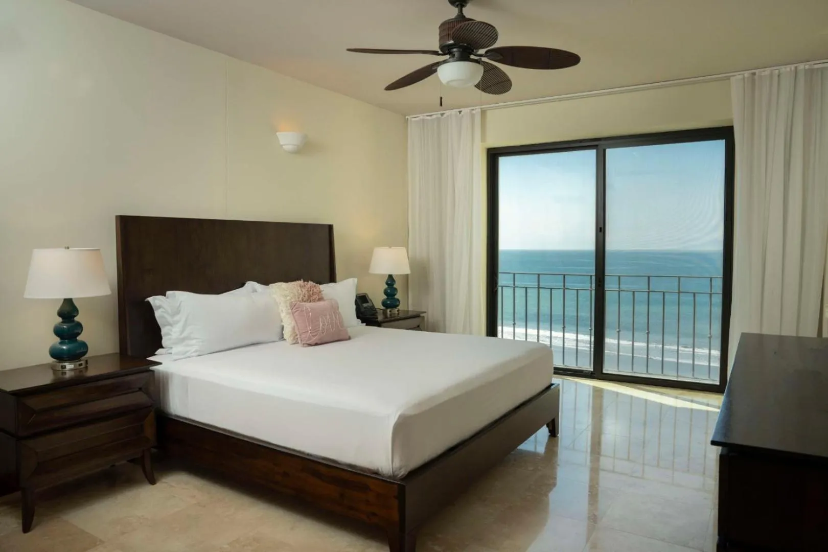 Bedroom, Bed in Crocs Resort & Casino