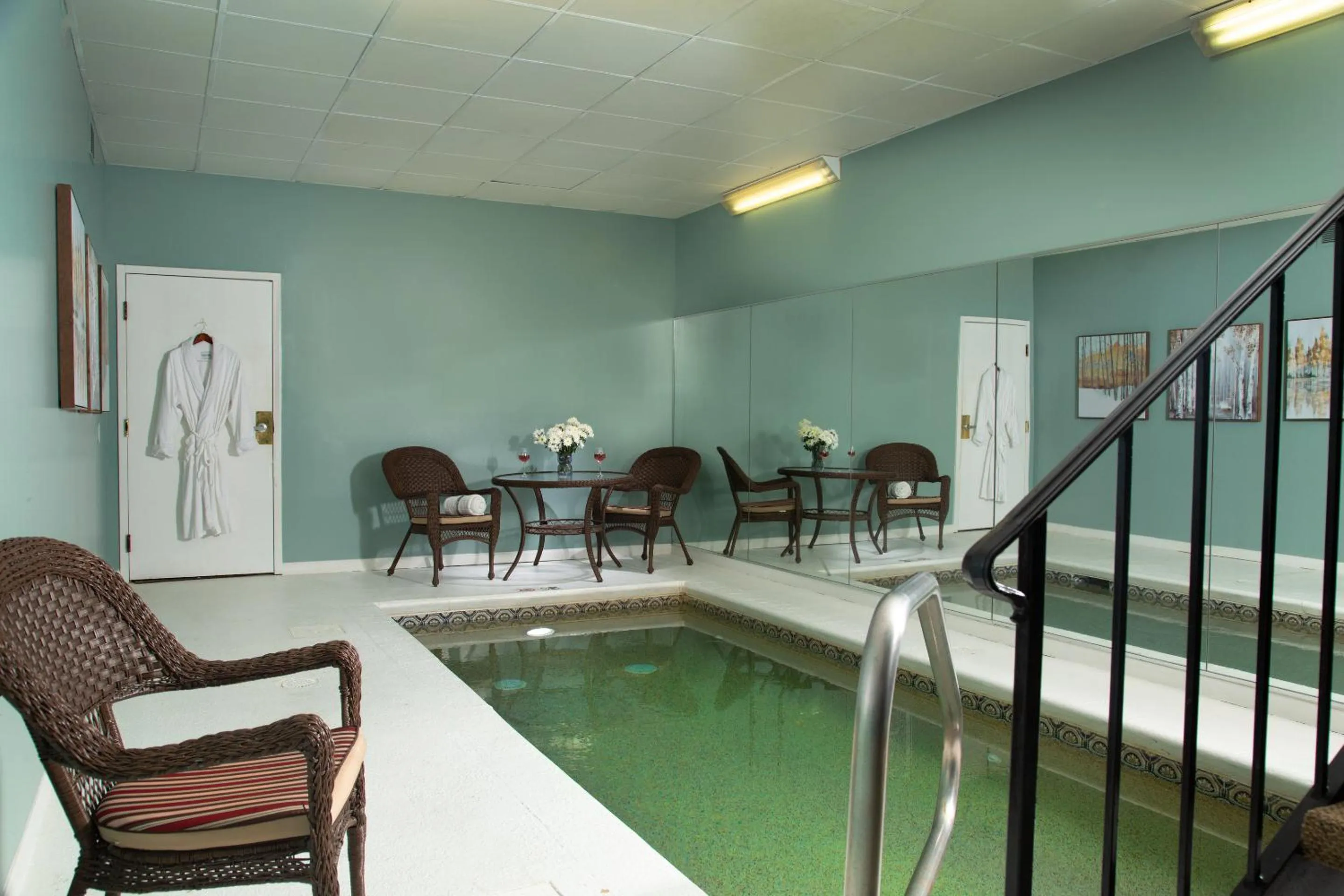 Swimming pool in Meadowbrook Inn