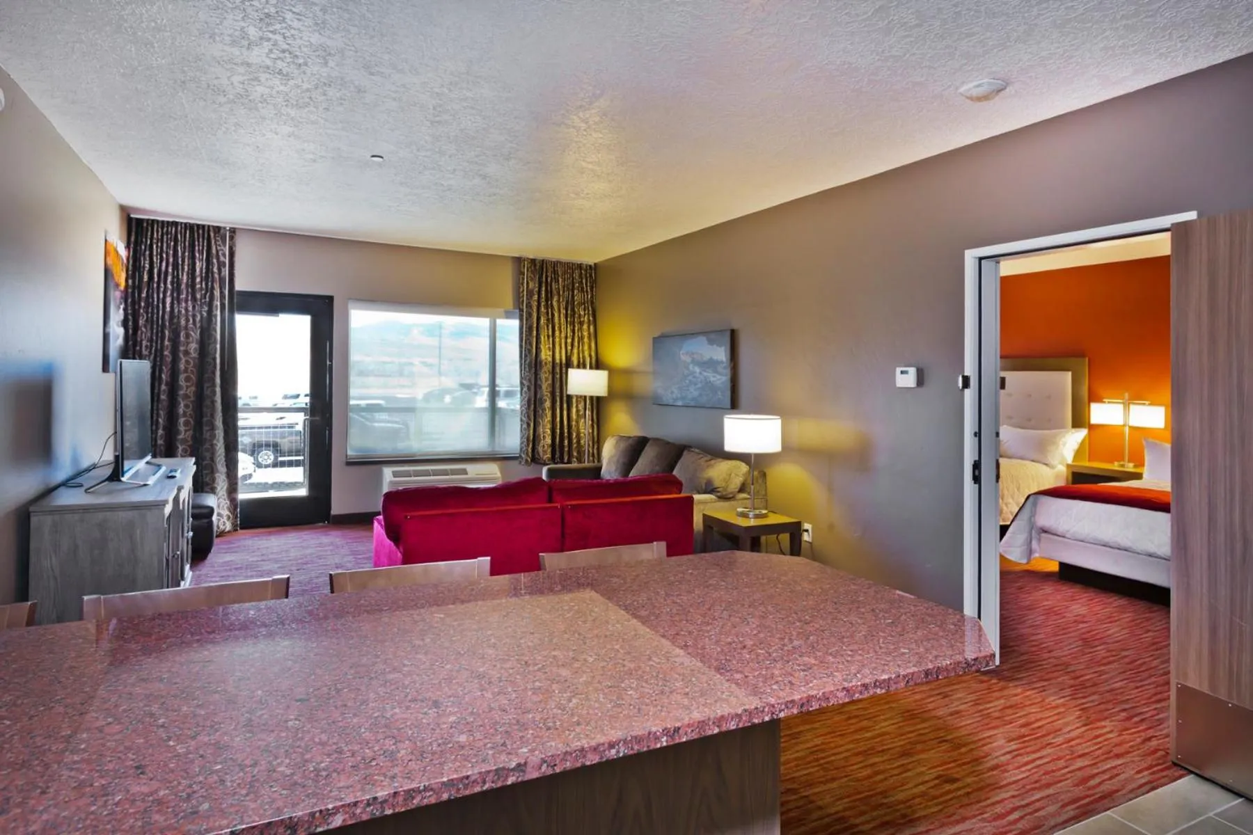 Living room, Bed in Shoshone Rose Casino & Hotel