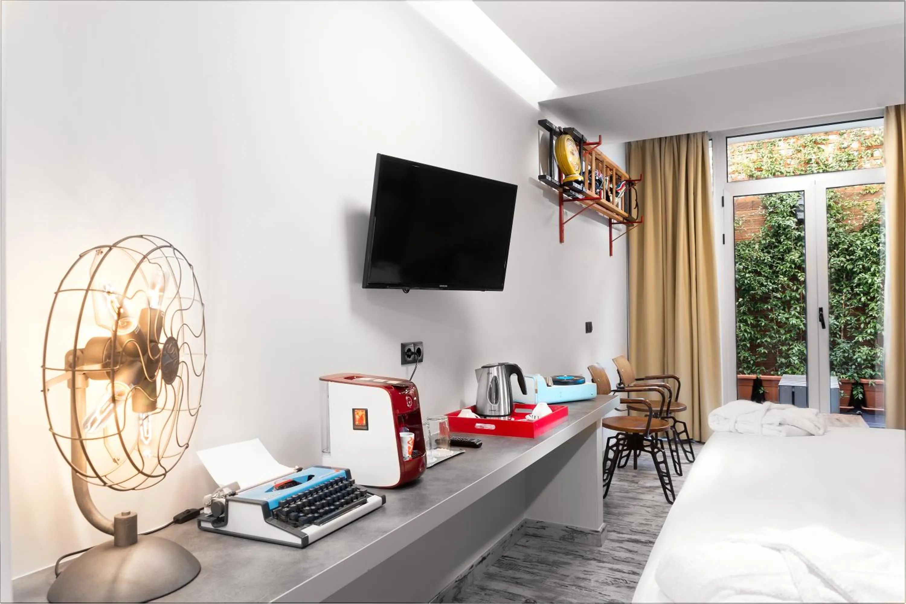 Photo of the whole room, Bed in 360 Degrees