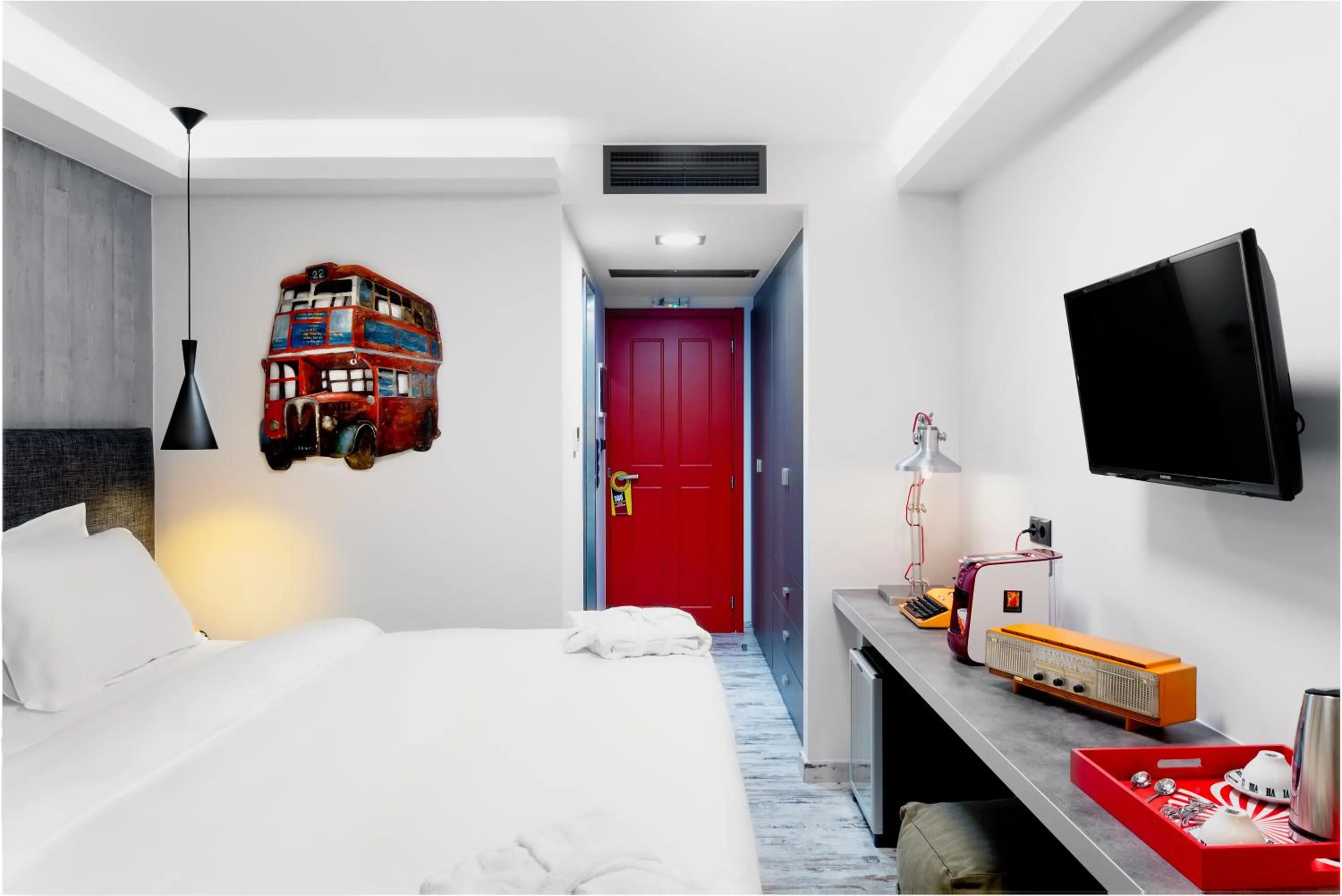 Photo of the whole room, Bed in 360 Degrees