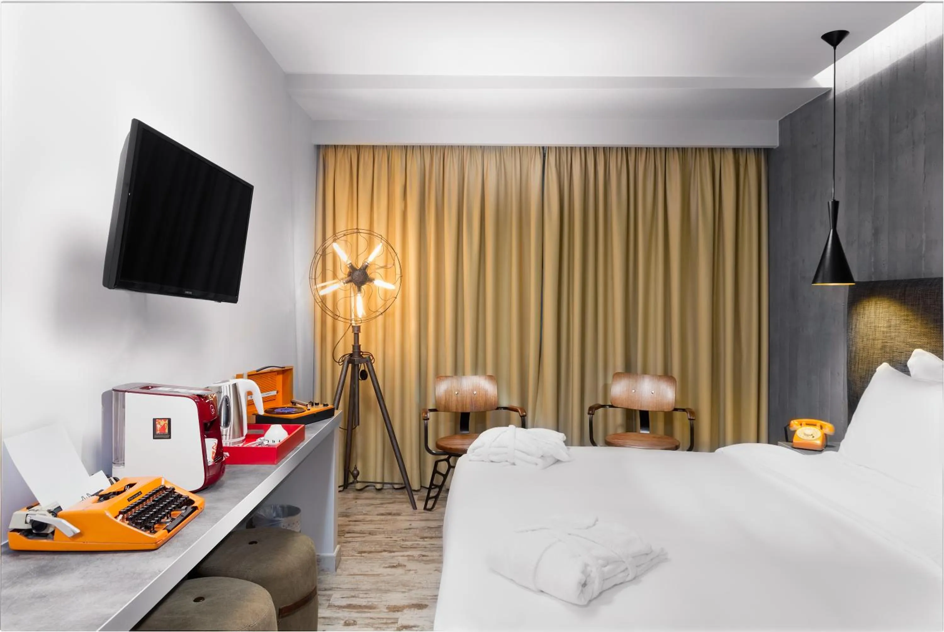 Photo of the whole room, Bed in 360 Degrees