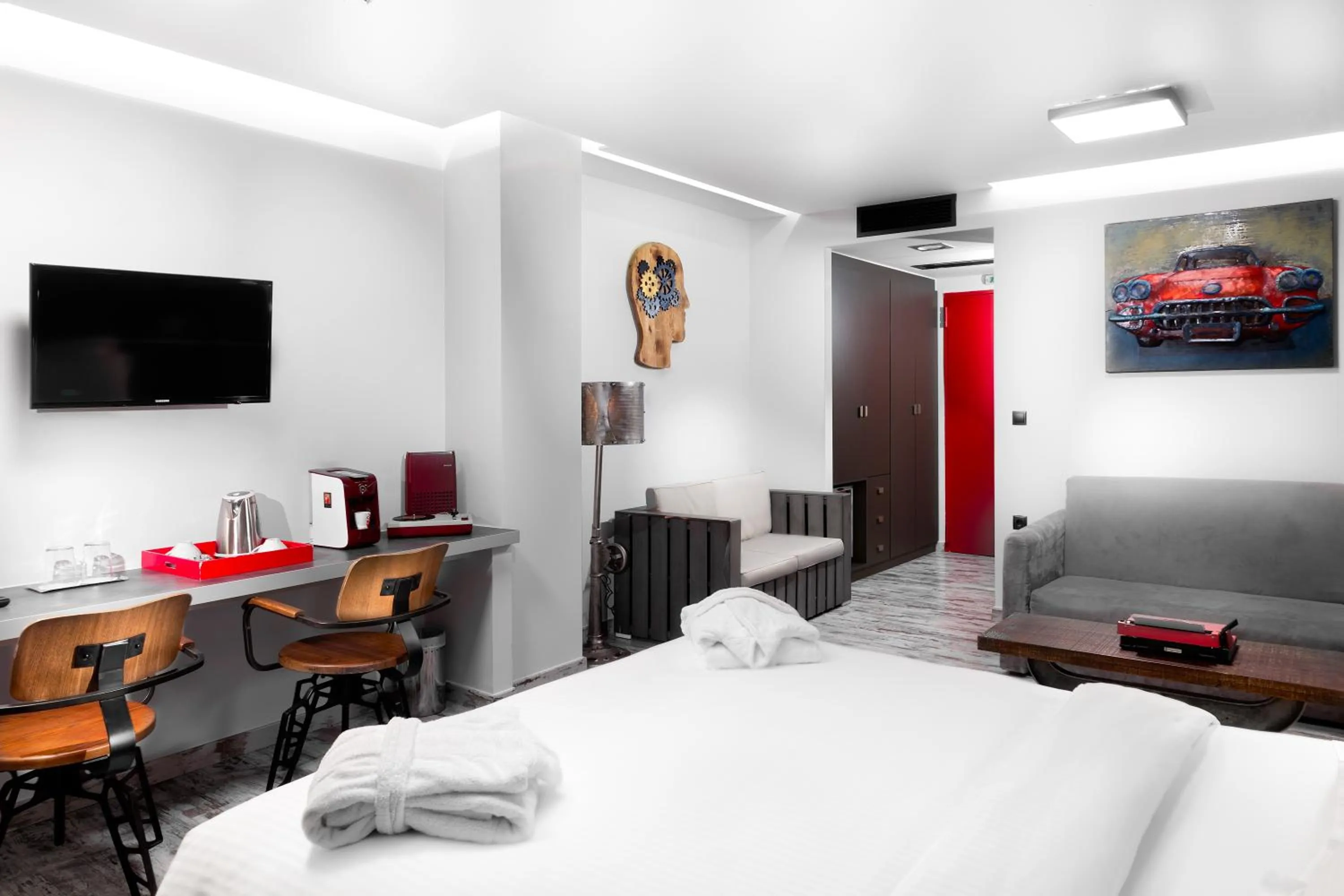 Photo of the whole room, Bed in 360 Degrees