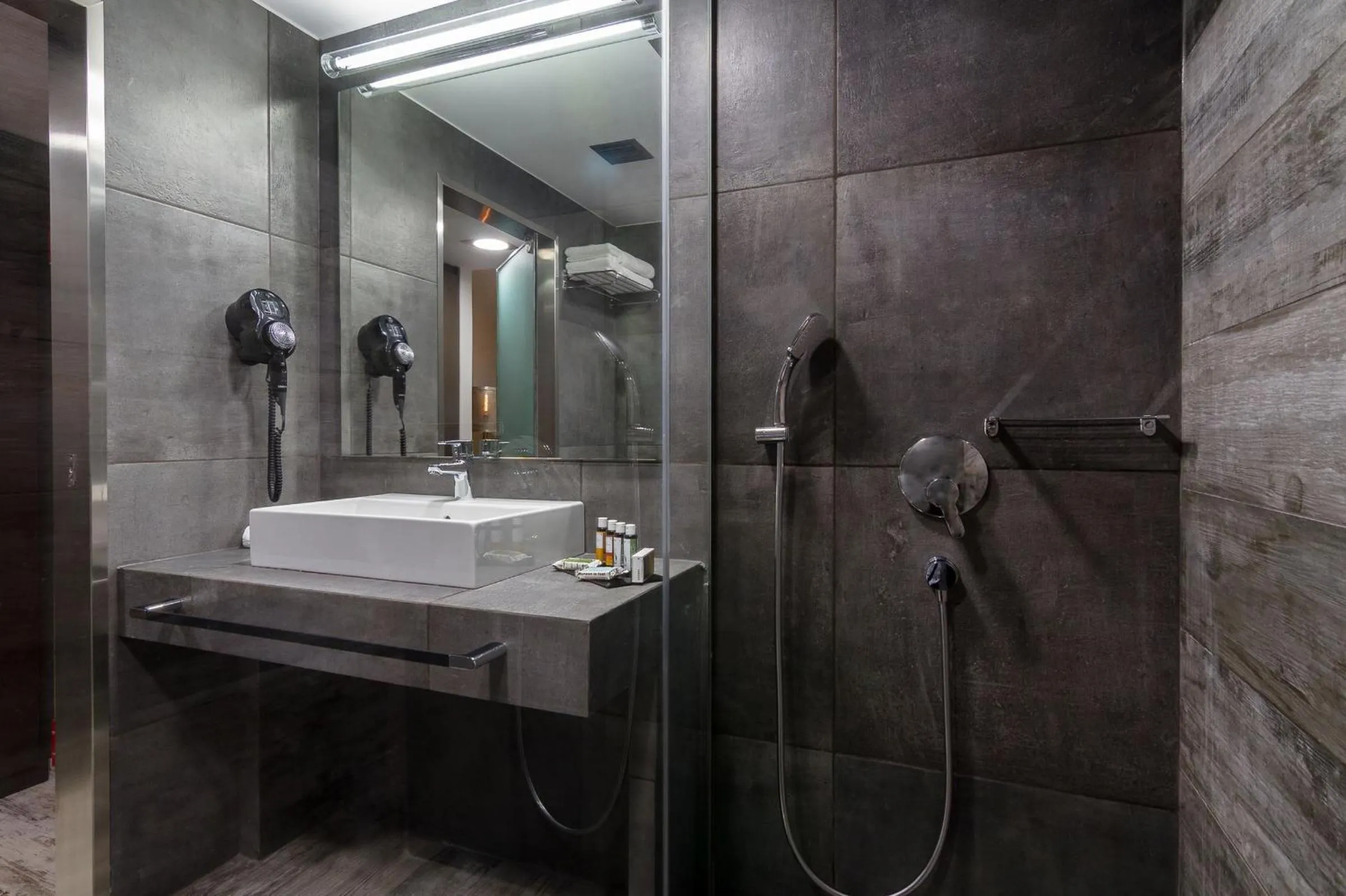 Bathroom in 360 Degrees