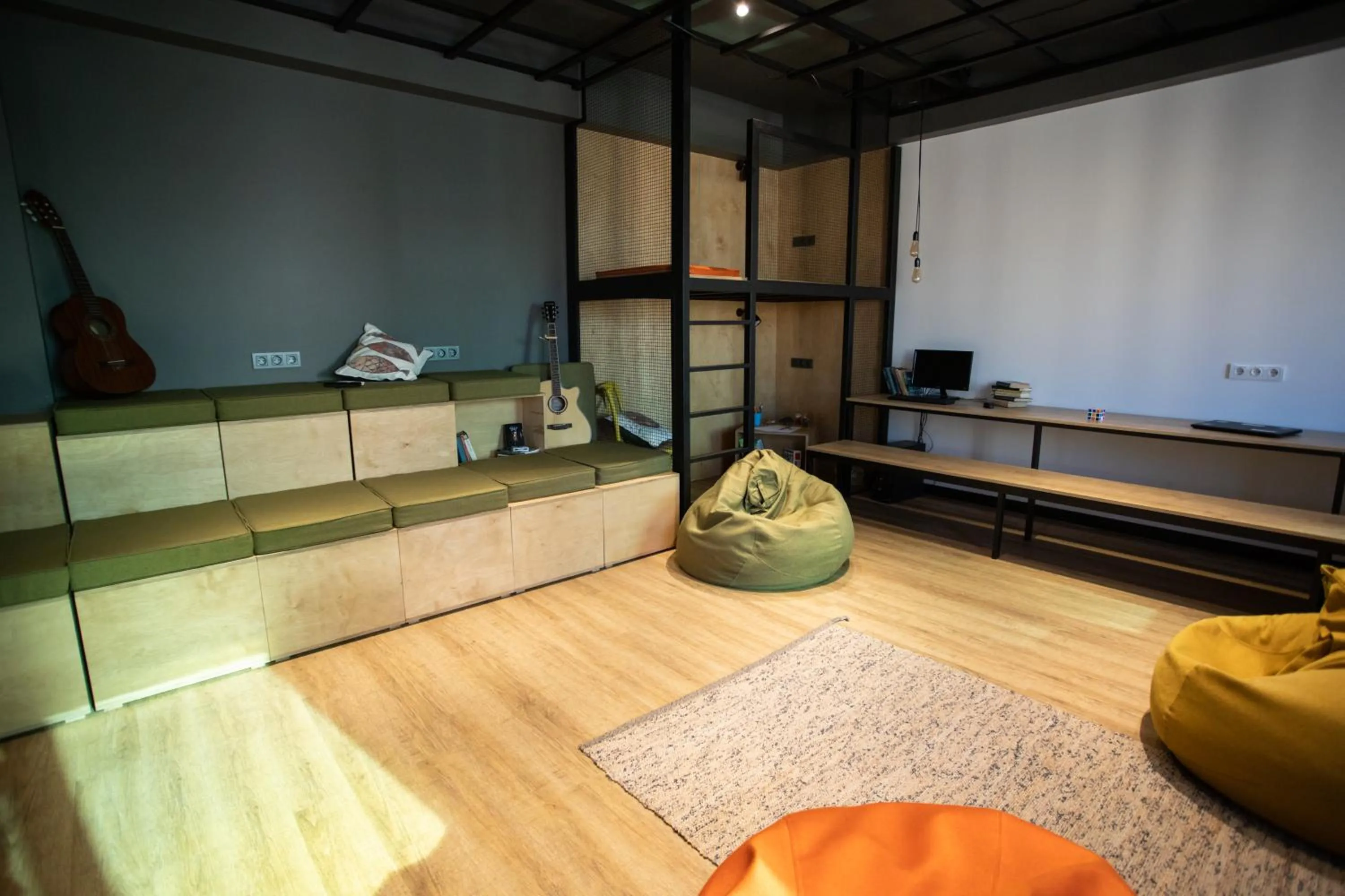 Communal lounge/ TV room in Kantar Hostel