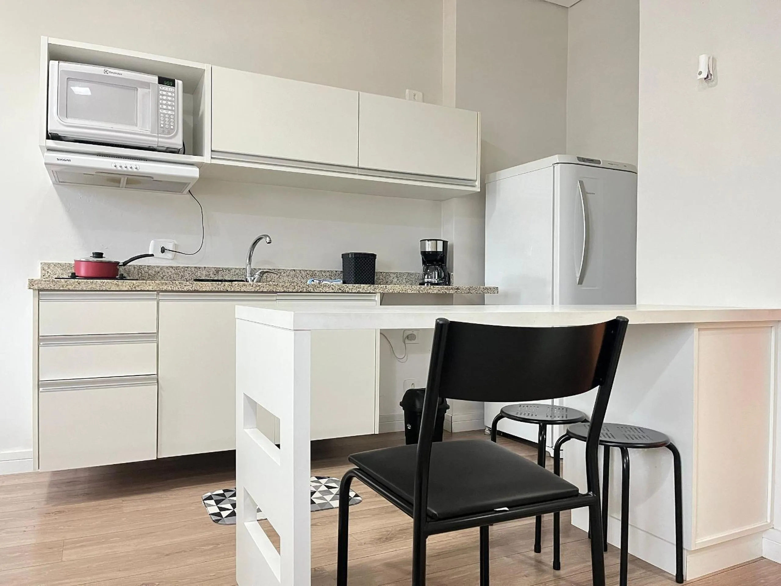 Kitchen or kitchenette in 7th Avenue - Centro | Curitiba | Gonzaga Stays