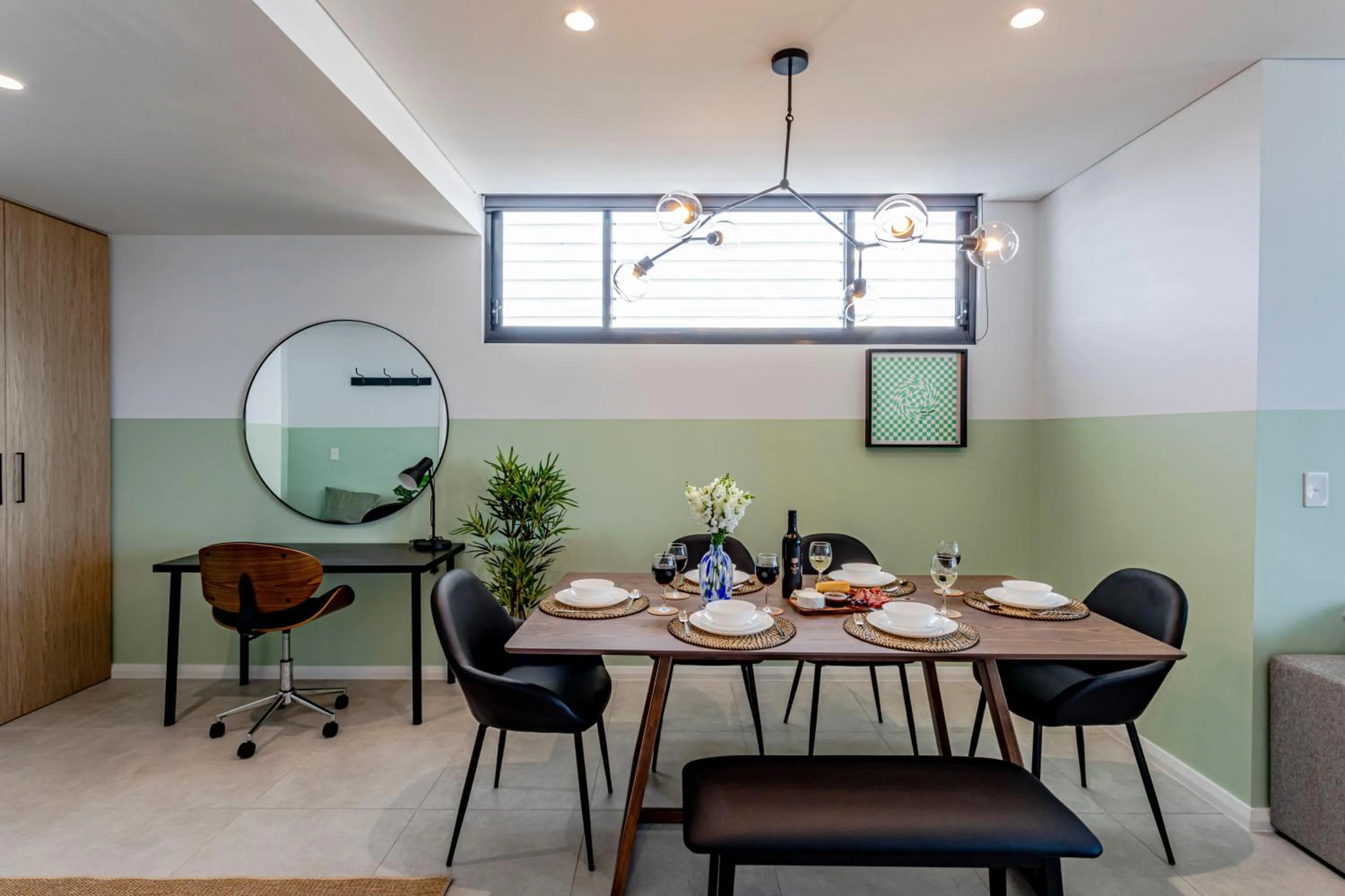 Dining area in Stay Kula Wollongong