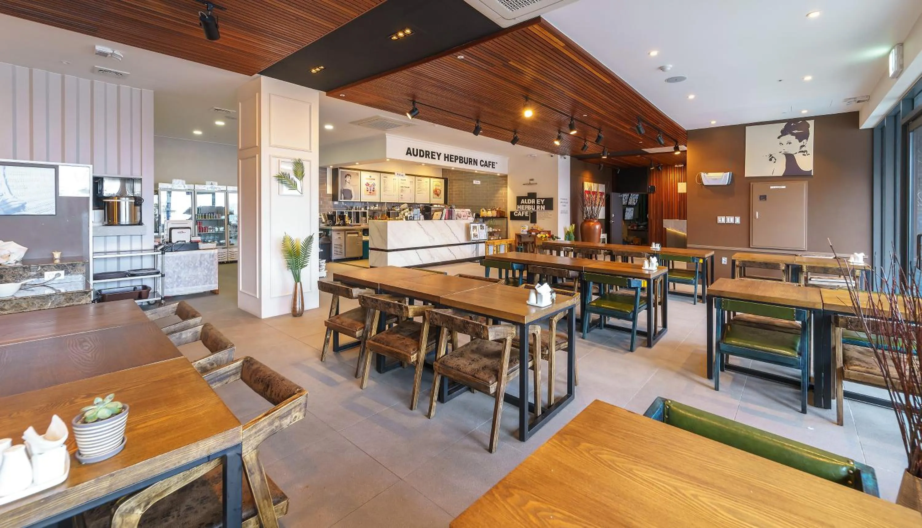 Restaurant/places to eat in Friemily Pool Villa & Hotel