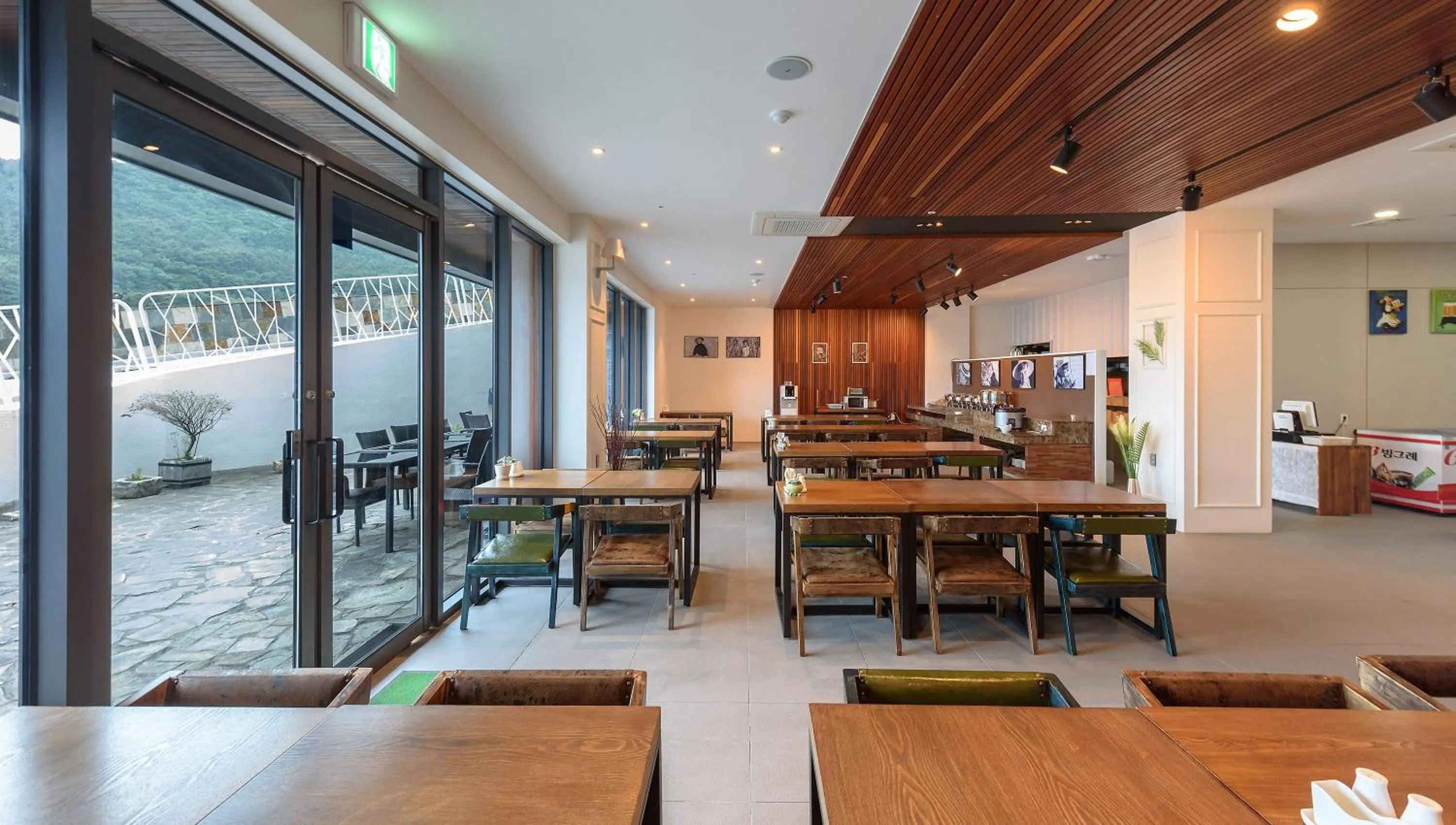 Restaurant/places to eat in Friemily Pool Villa & Hotel