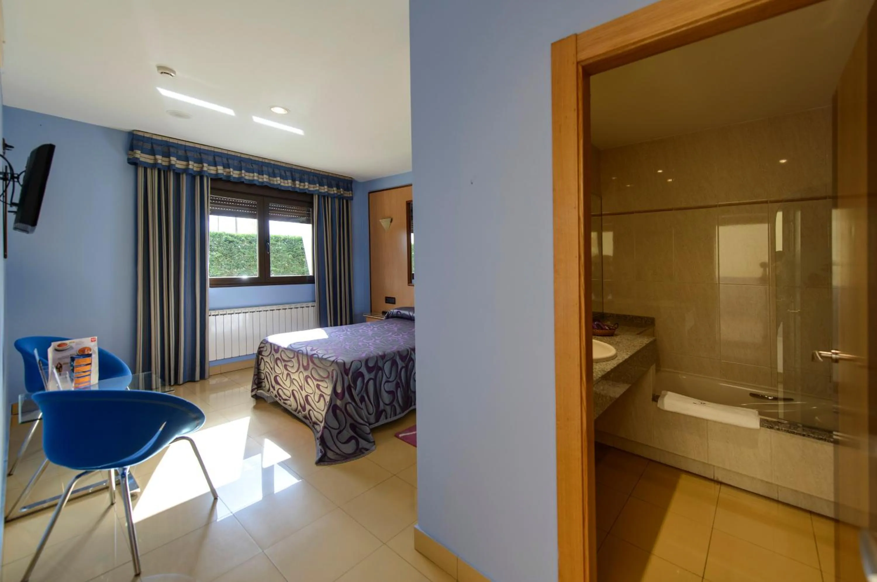 Day, Bed in Motel Cancun León