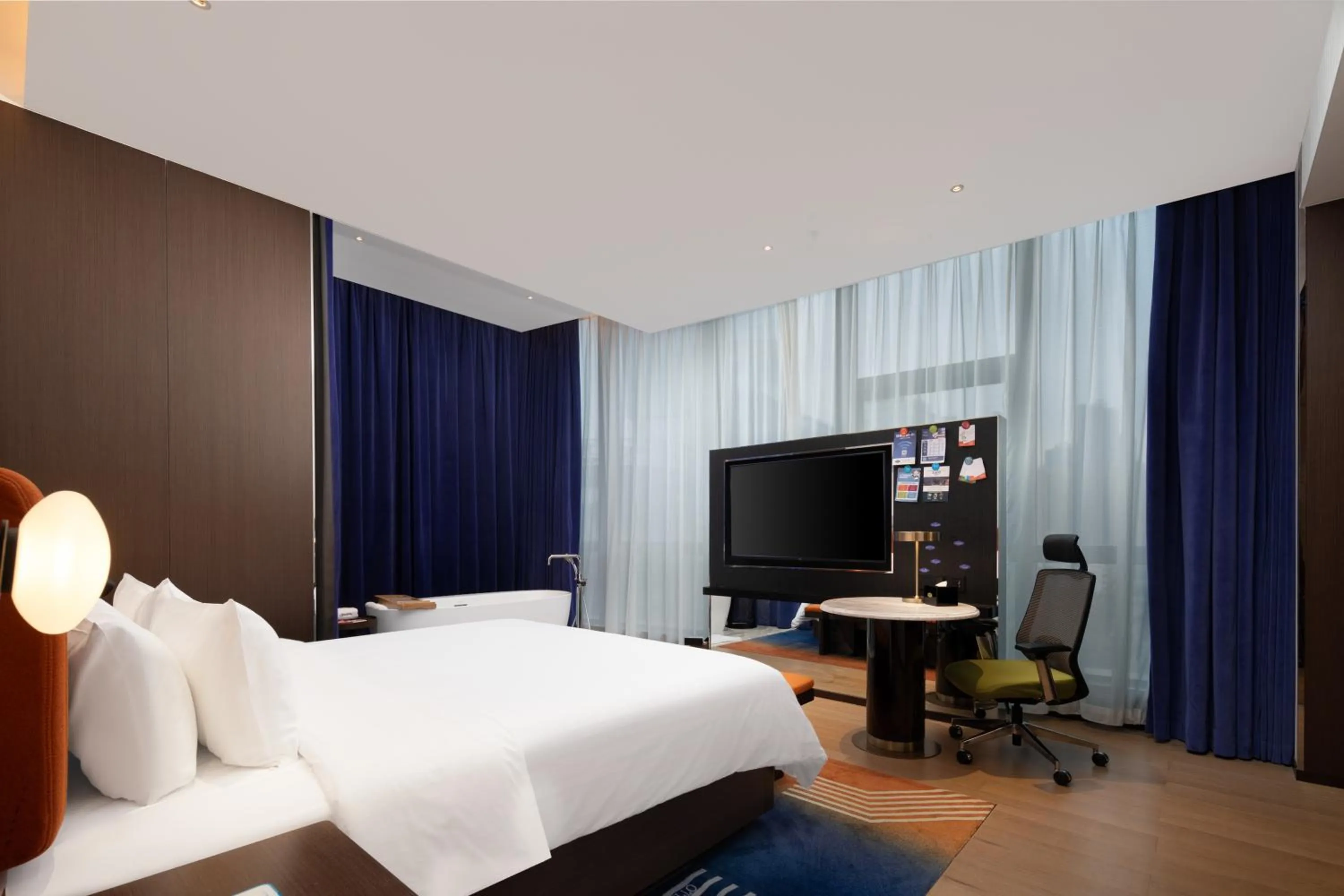 Photo of the whole room, Bed in Hampton by Hilton Shenzhen Nanshan Science and Technology Park