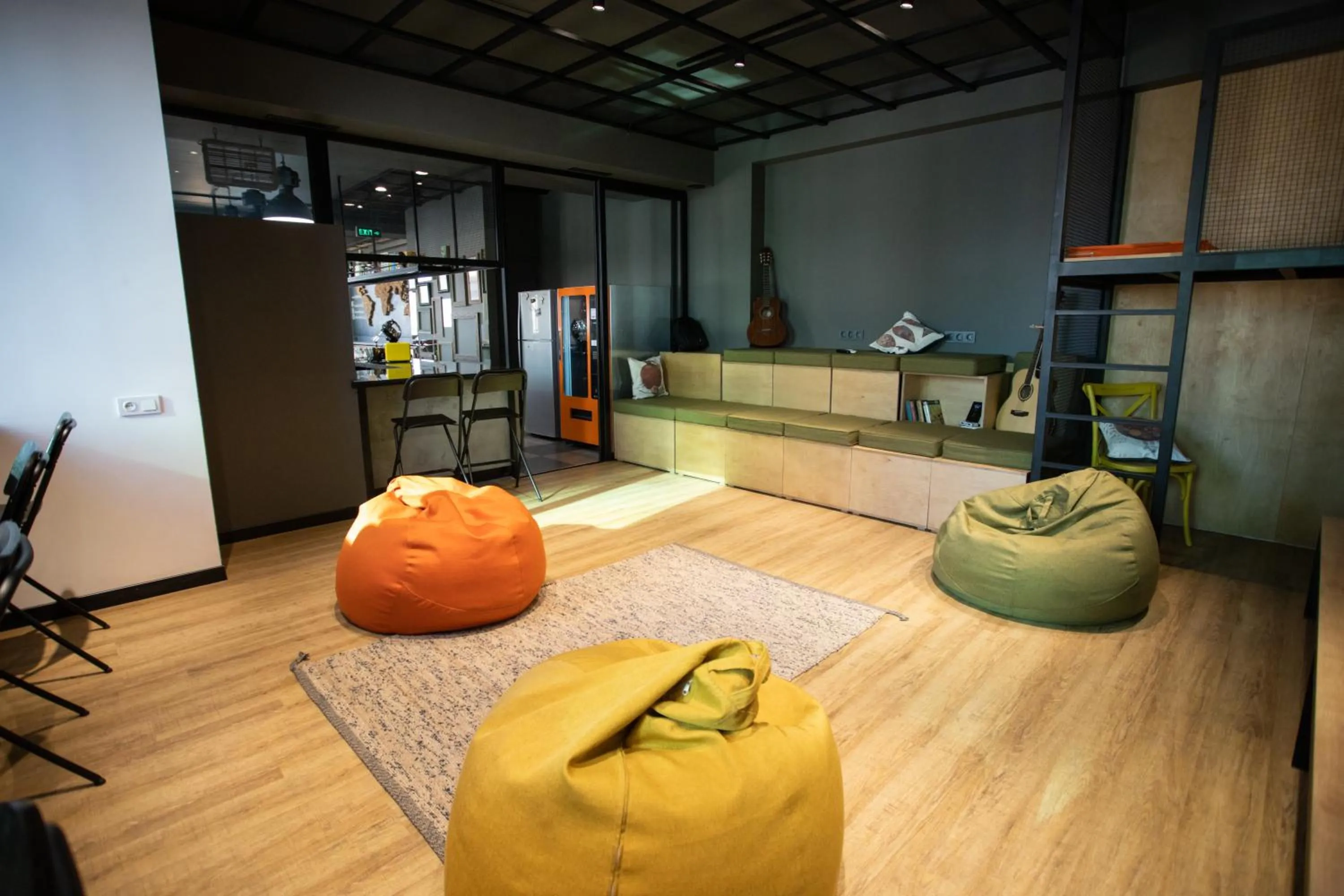 Communal lounge/ TV room in Kantar Hotel