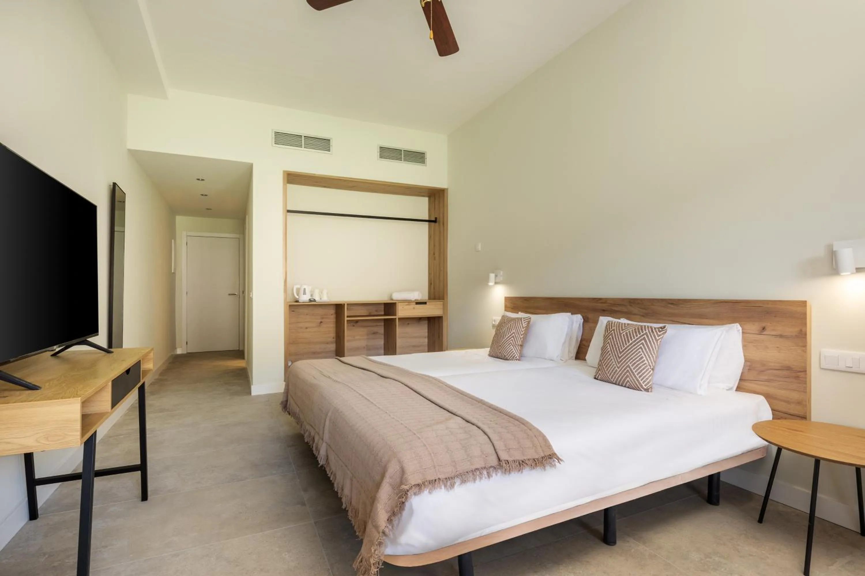 Photo of the whole room, Bed in Hotel LIVVO Jandía Golf