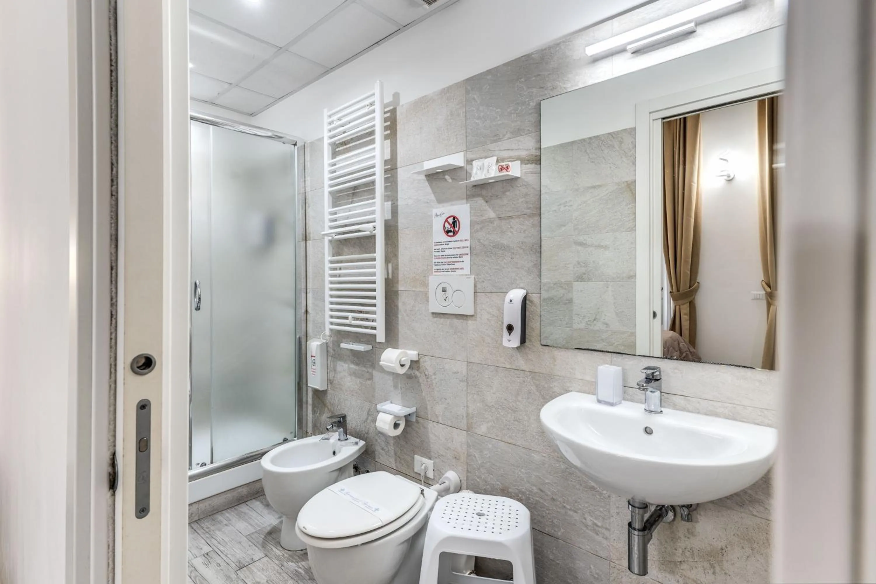 Shower in Gardenia Suite