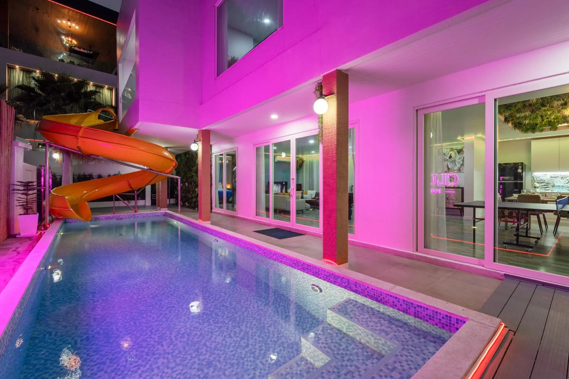 Swimming pool in Villas In Pattaya