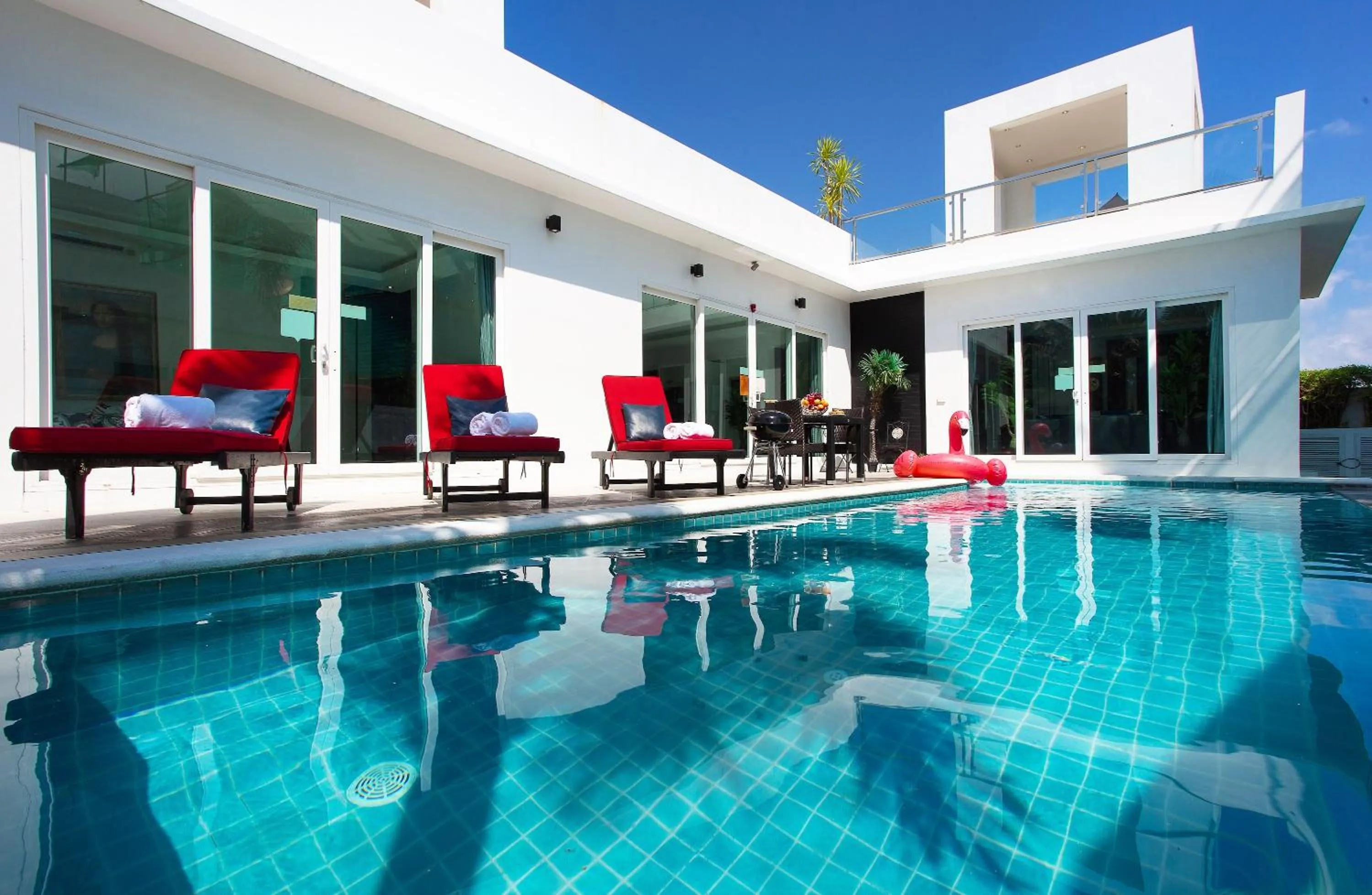 Pool view in Villas In Pattaya