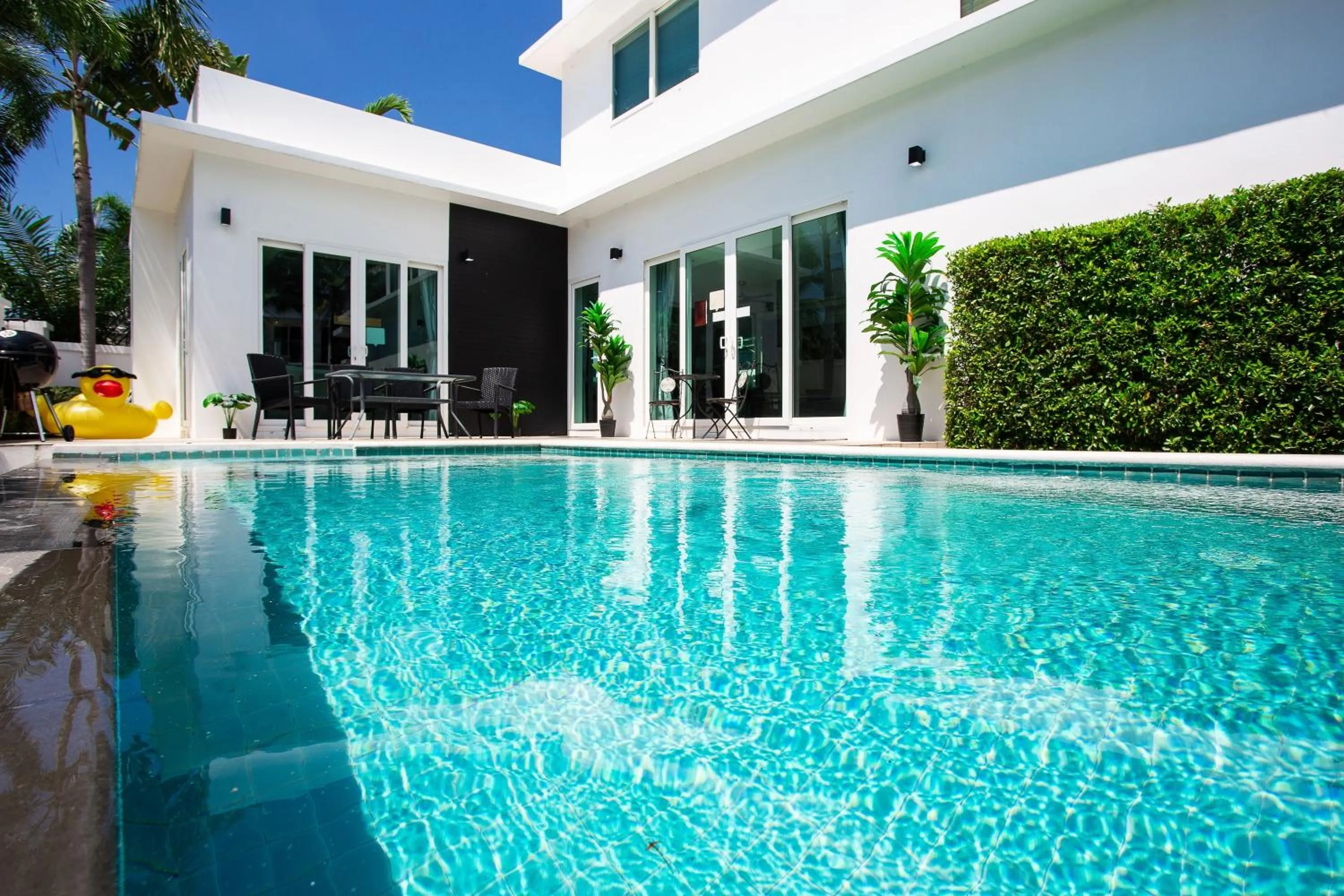 Swimming pool in Villas In Pattaya