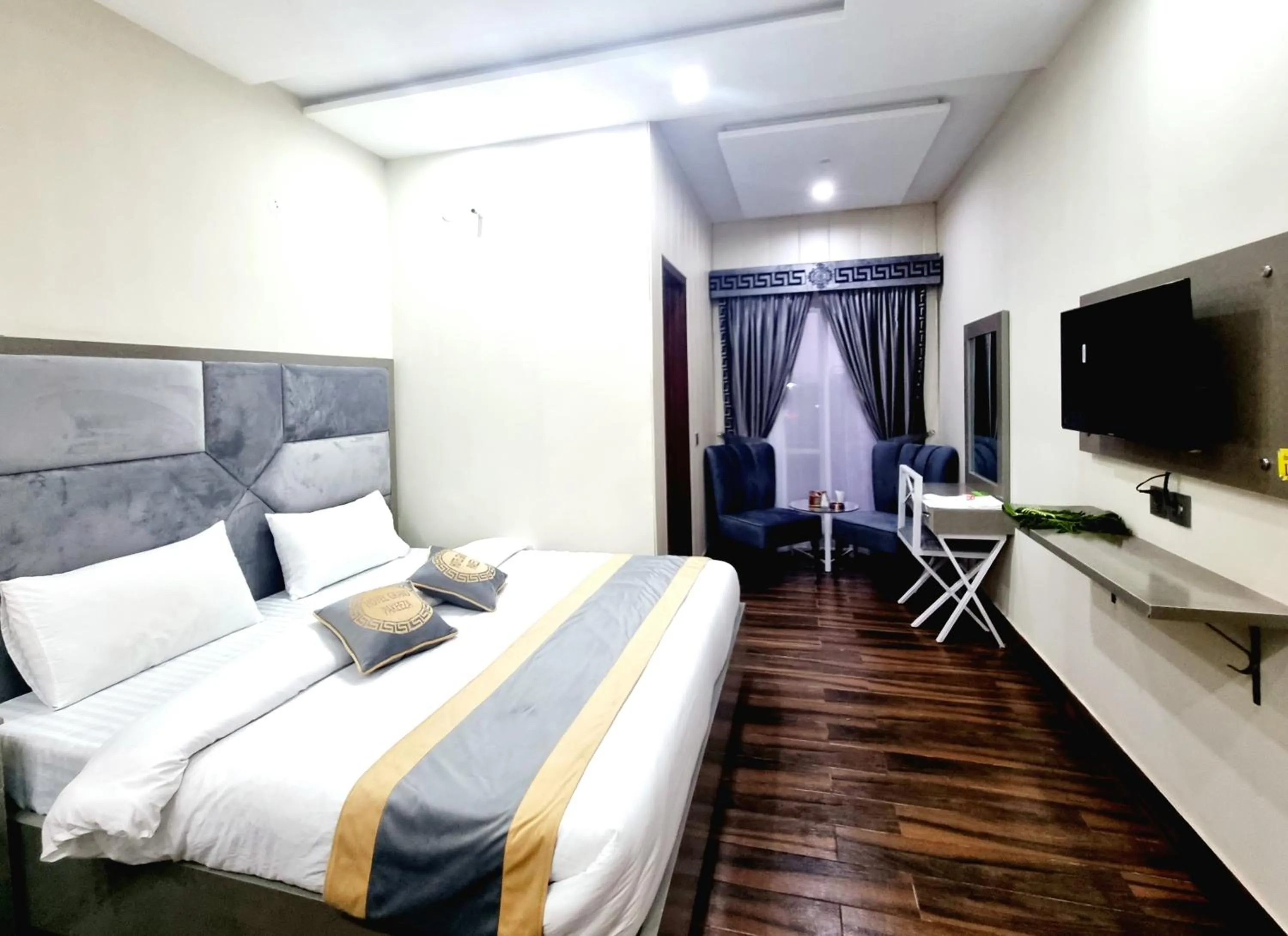 Bed in Hotel Grand Pakeeza