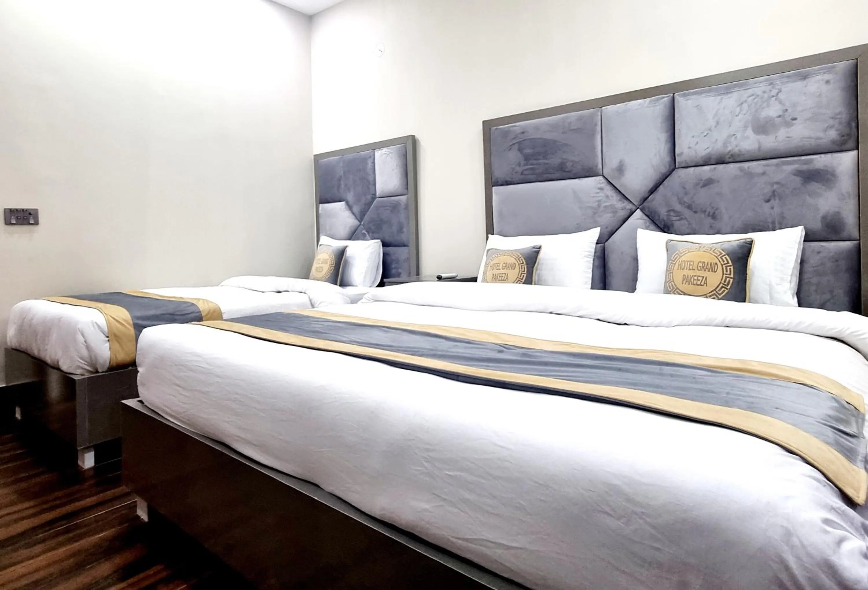 Bed in Hotel Grand Pakeeza