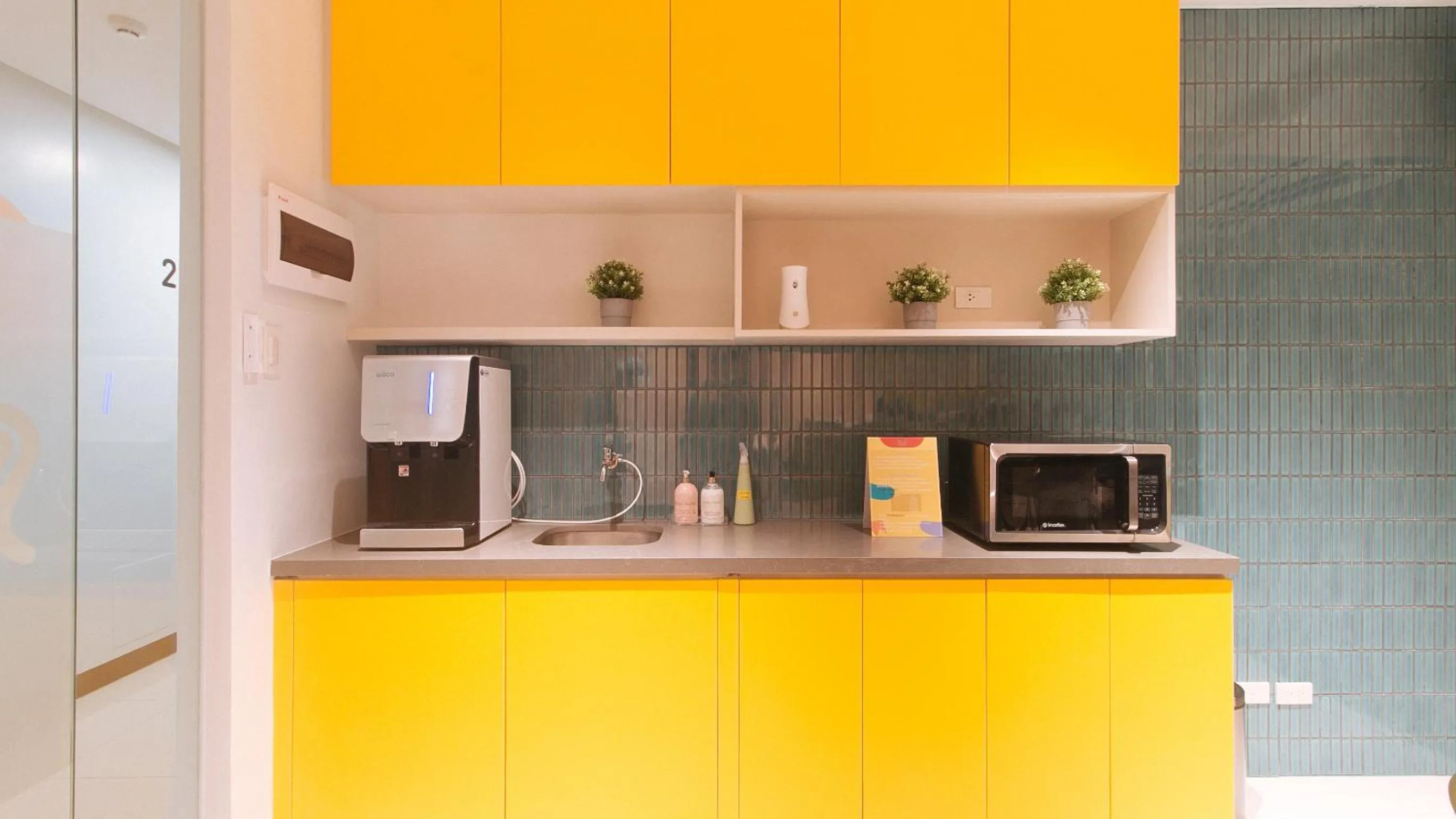 Communal lounge/ TV room in Sans Hotel at One JD Place Makati by RedDoorz