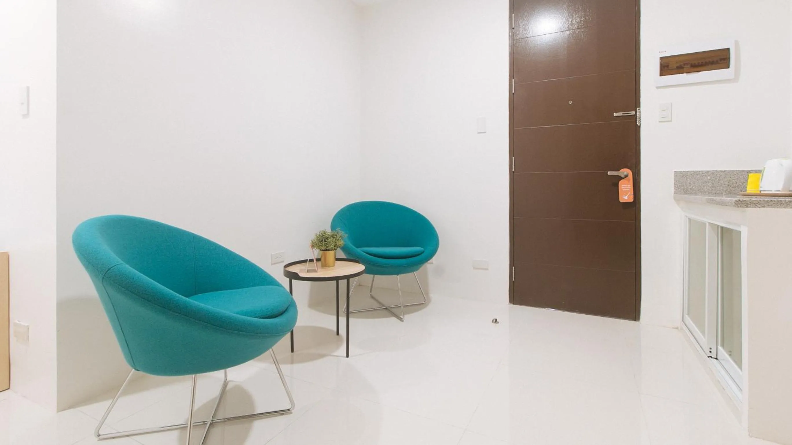 Kitchen or kitchenette in Sans Hotel at One JD Place Makati by RedDoorz