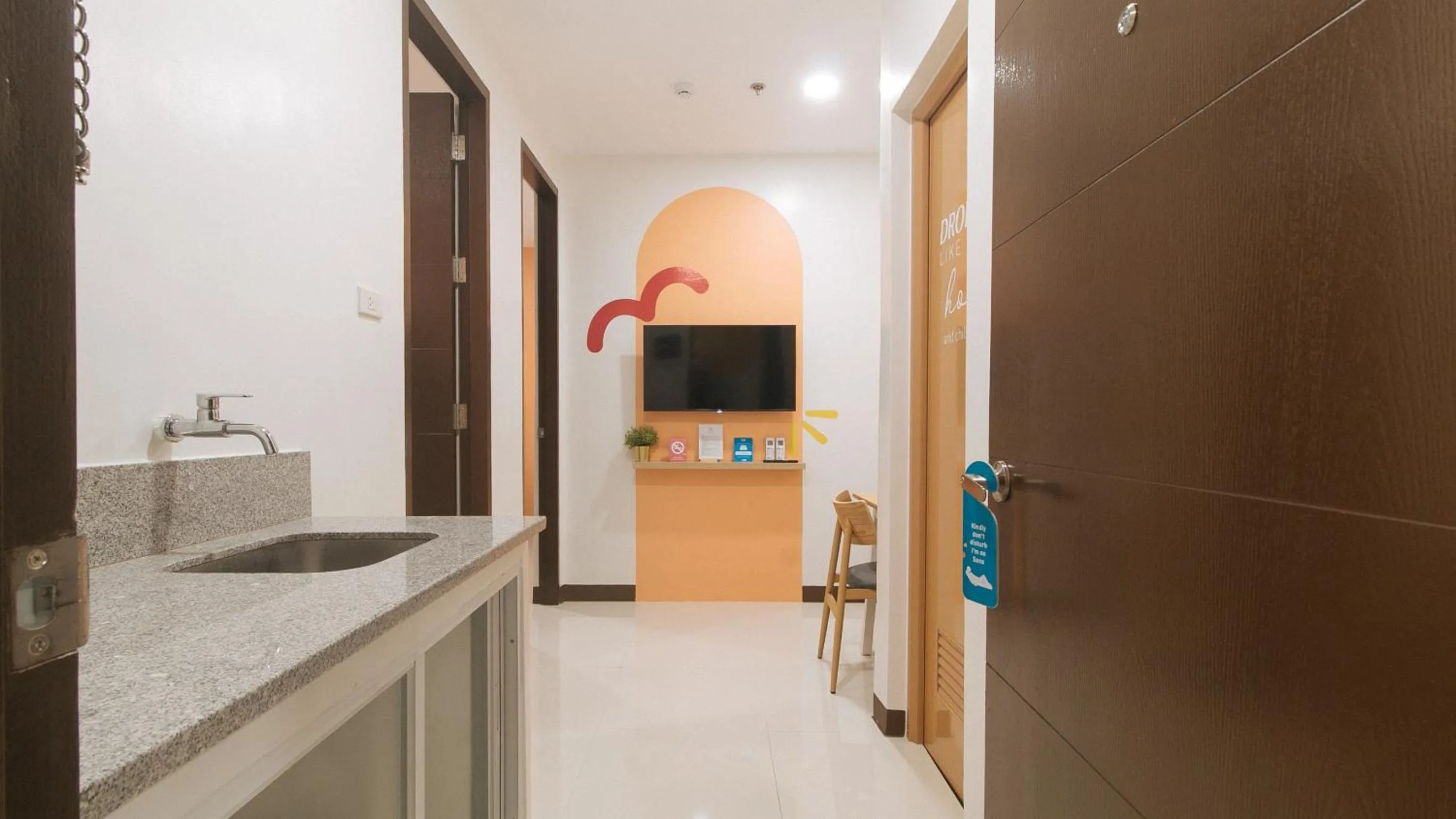 Kitchen or kitchenette in Sans Hotel at One JD Place Makati by RedDoorz