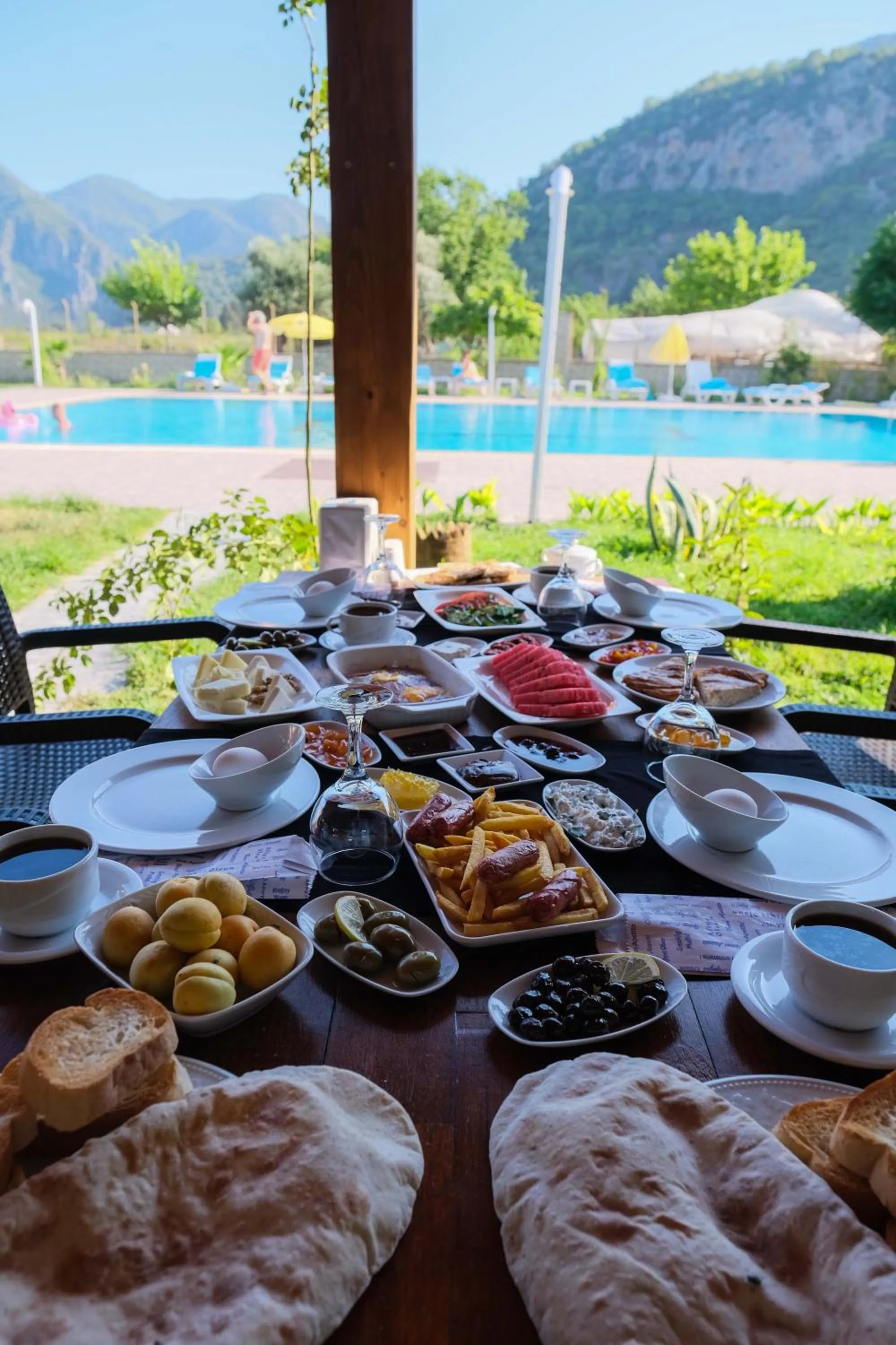 Restaurant/places to eat in Apella Hotel