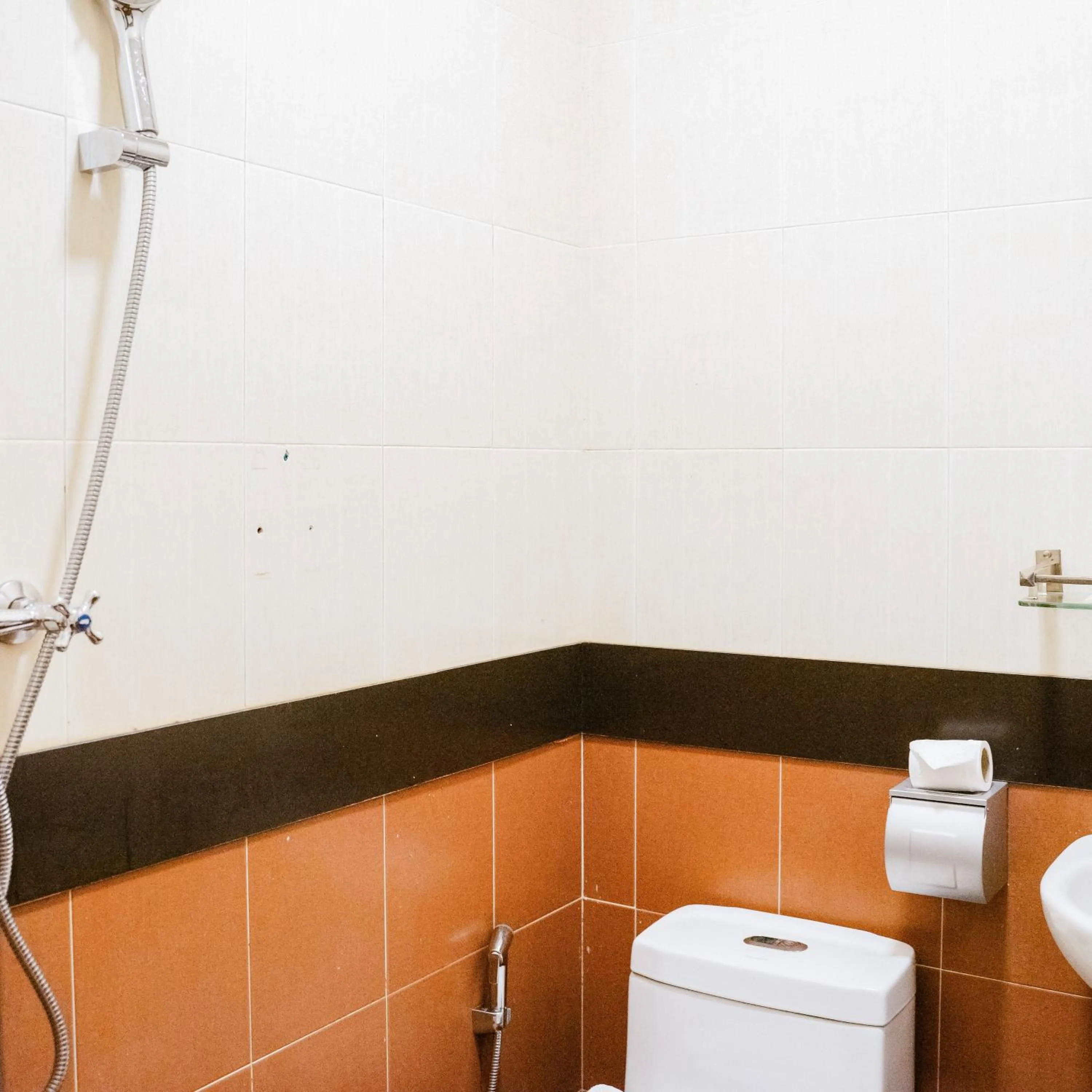 Bathroom in Chola Inn at Nagoya Hill Batam Mitra RedDoorz