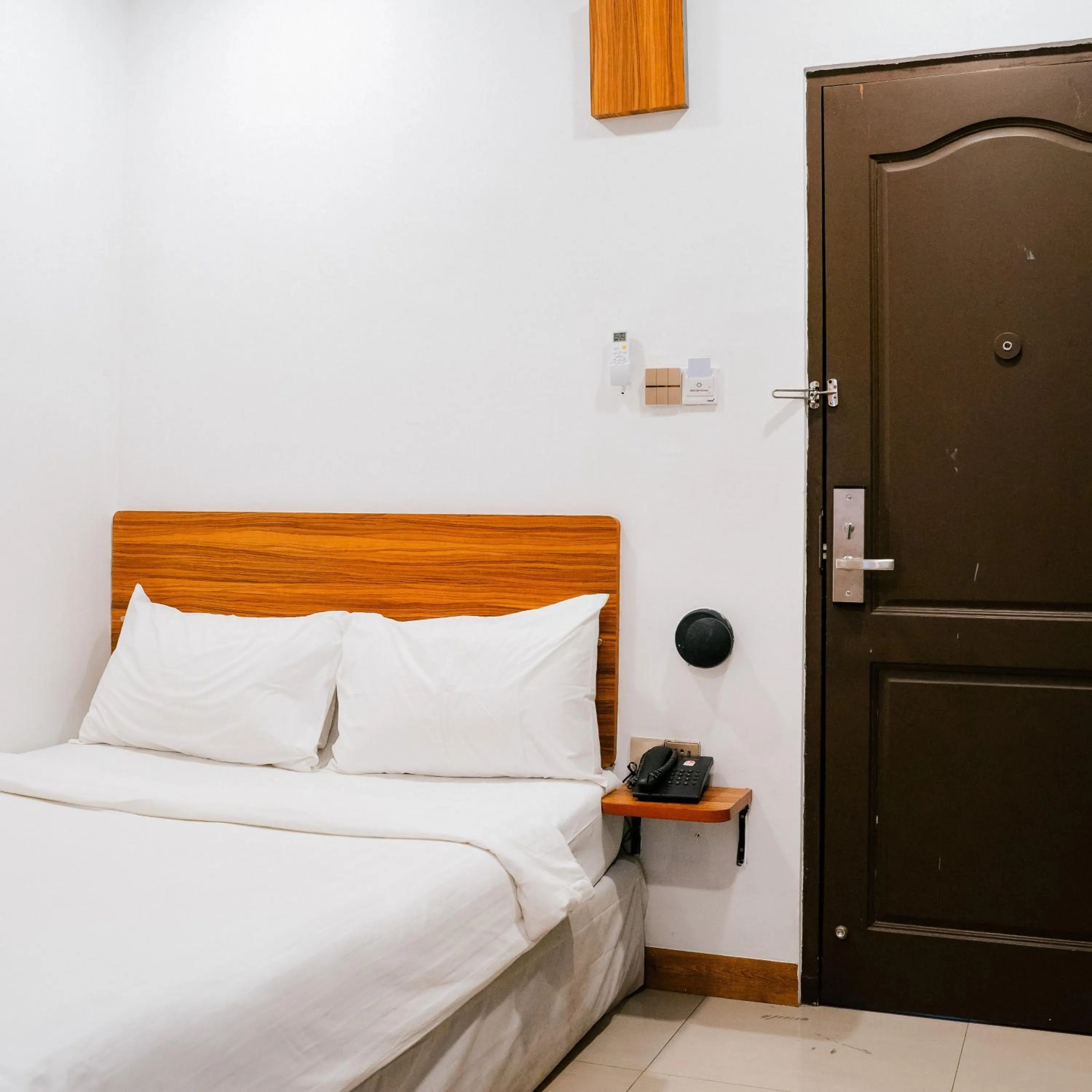 Bedroom, Bed in Chola Inn at Nagoya Hill Batam Mitra RedDoorz