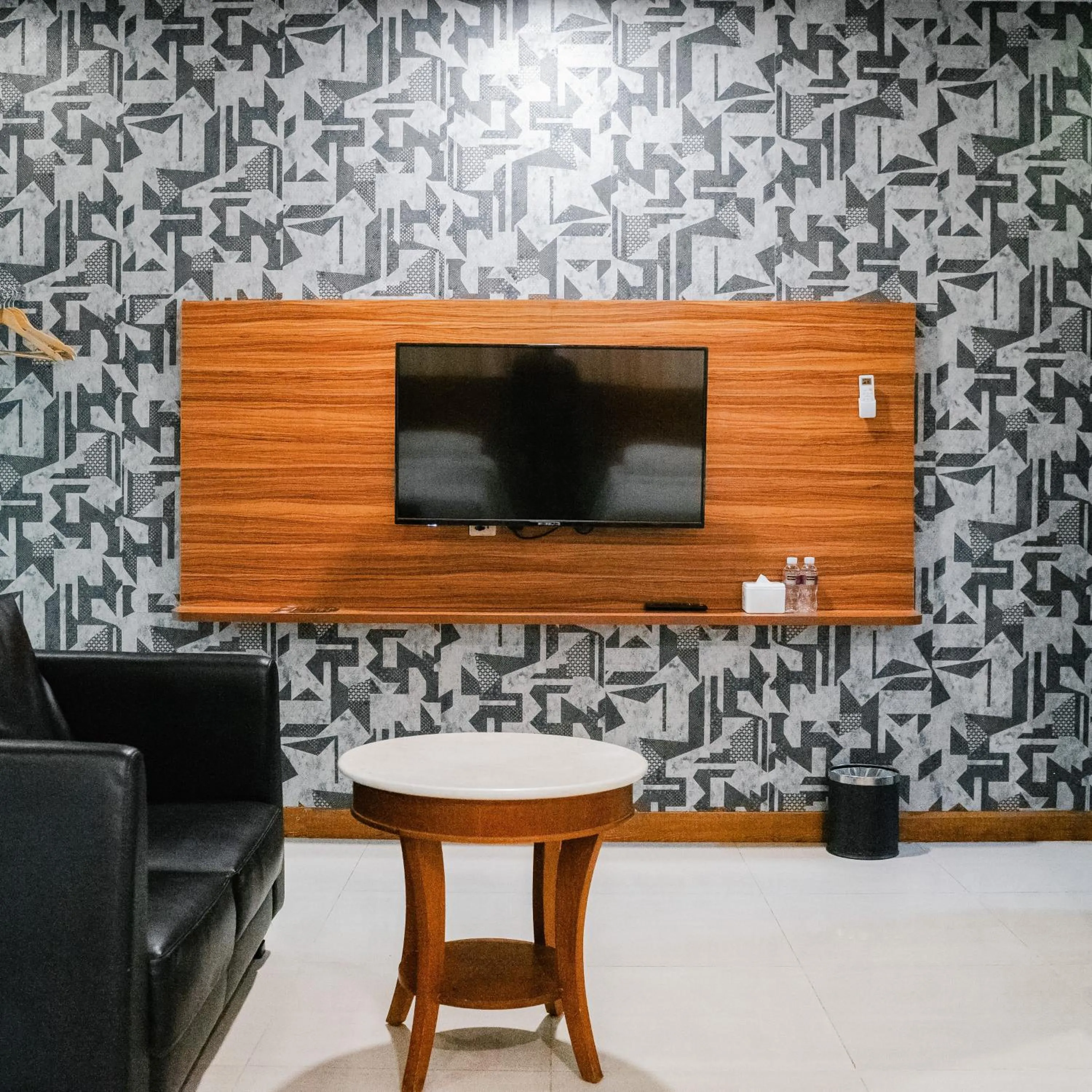 TV and multimedia in Chola Inn at Nagoya Hill Batam Mitra RedDoorz