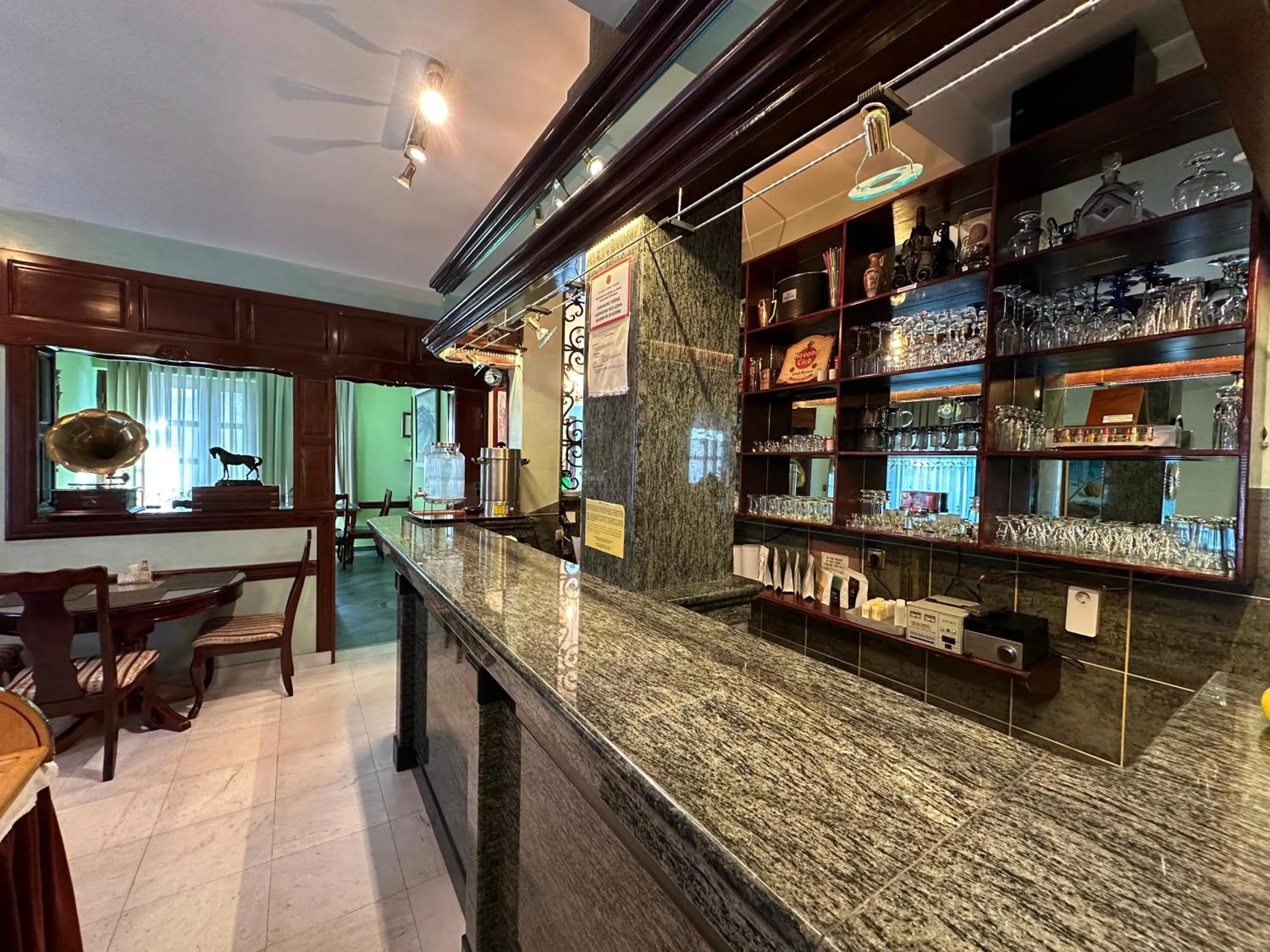 Restaurant/places to eat in Beatrix Lux Hotel