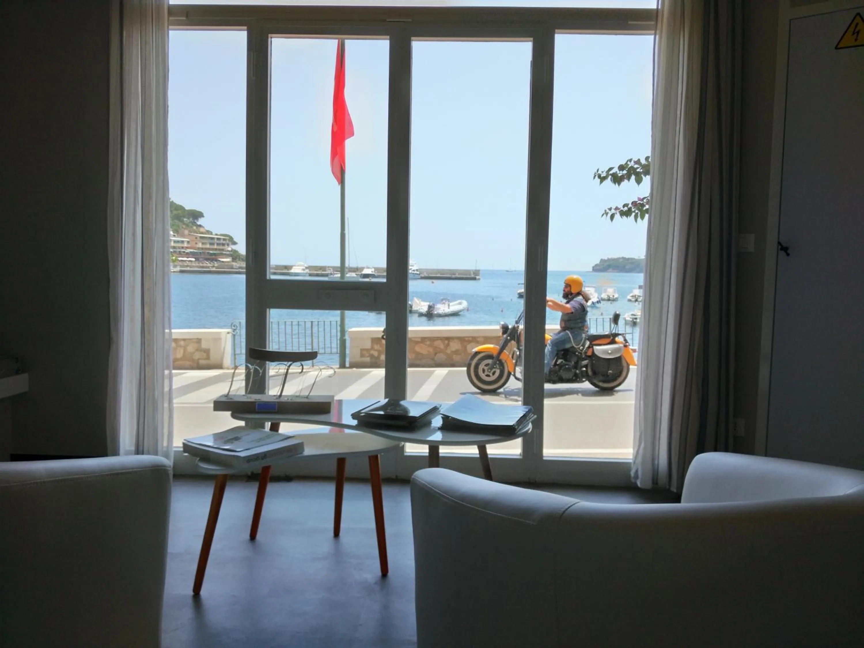 Communal lounge/ TV room in Hotel l'Approdo