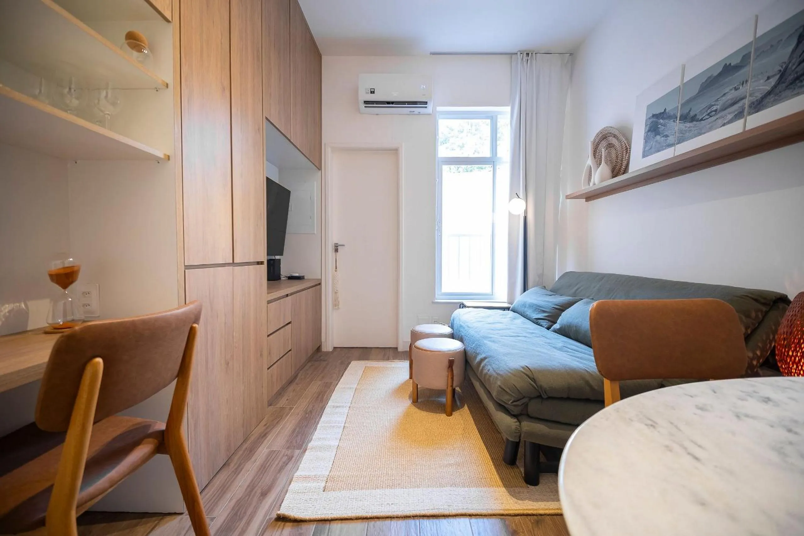 Living room in Conforto e praticidade na Gávea