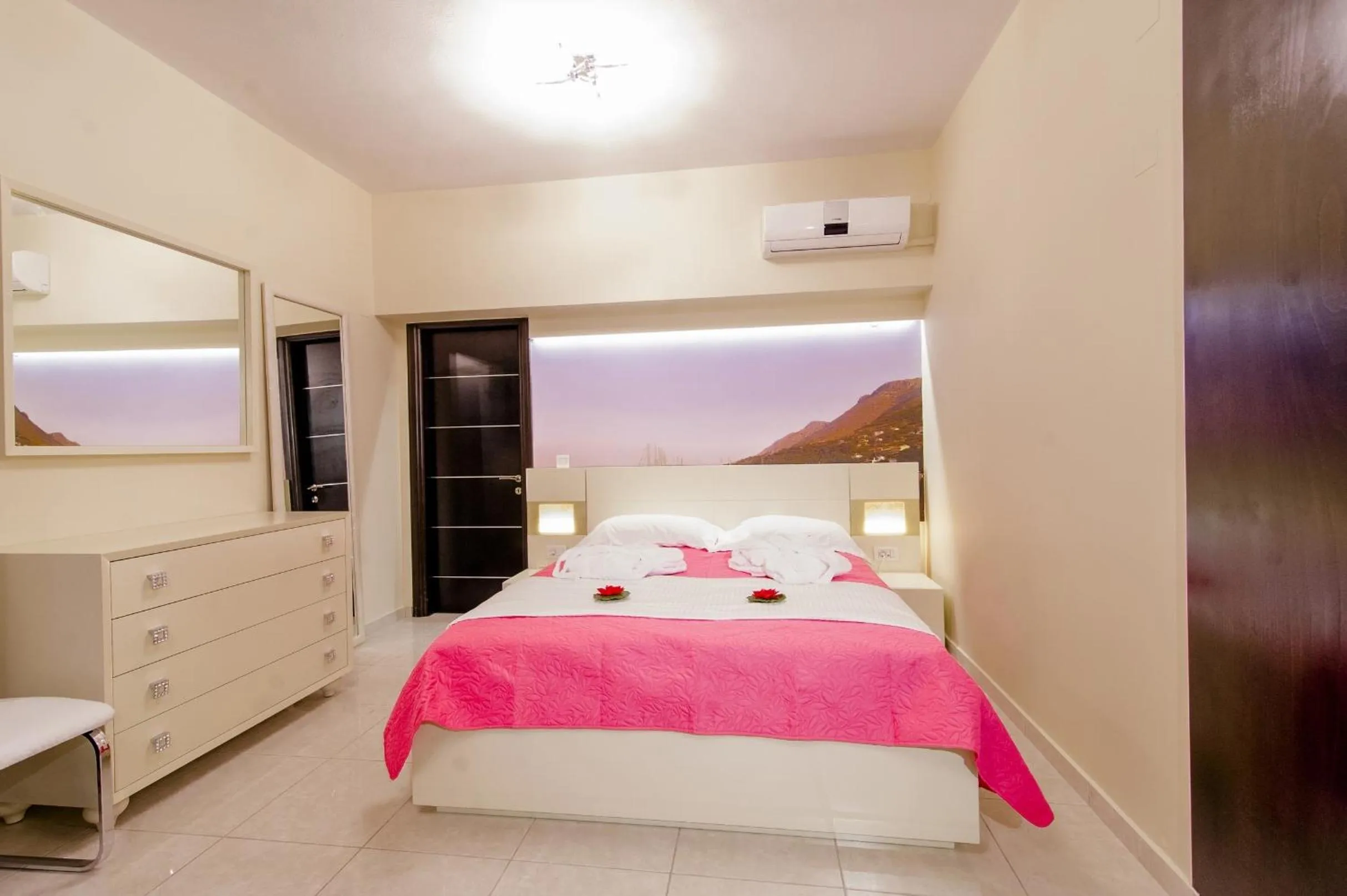 Bedroom, Bed in All Saints Villas